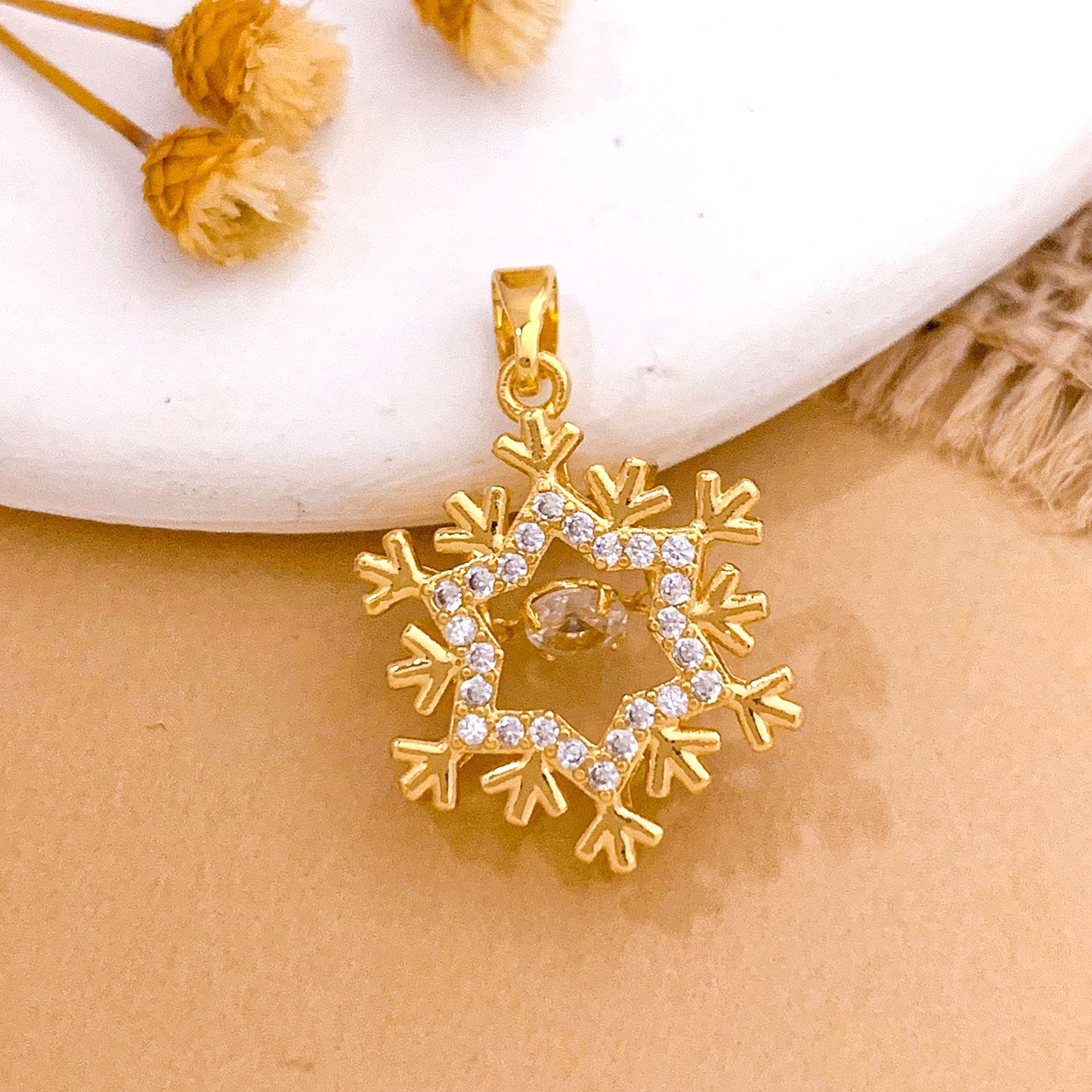 Xl247 smart snowflake pendant gold
