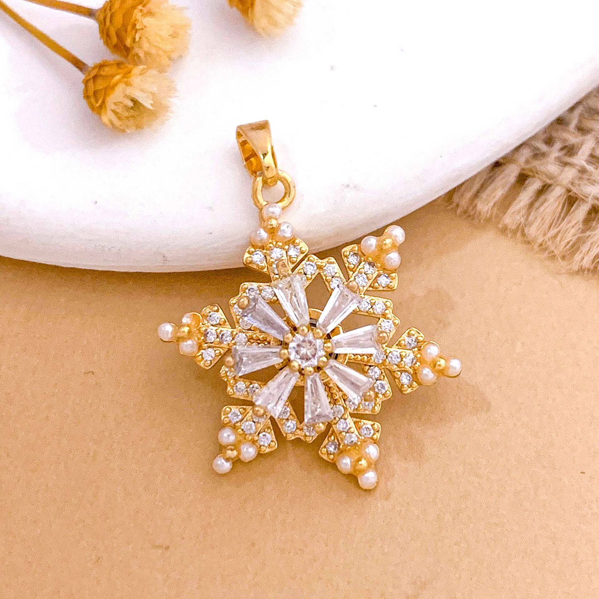 Xl986 rotating snowflake pendant gold