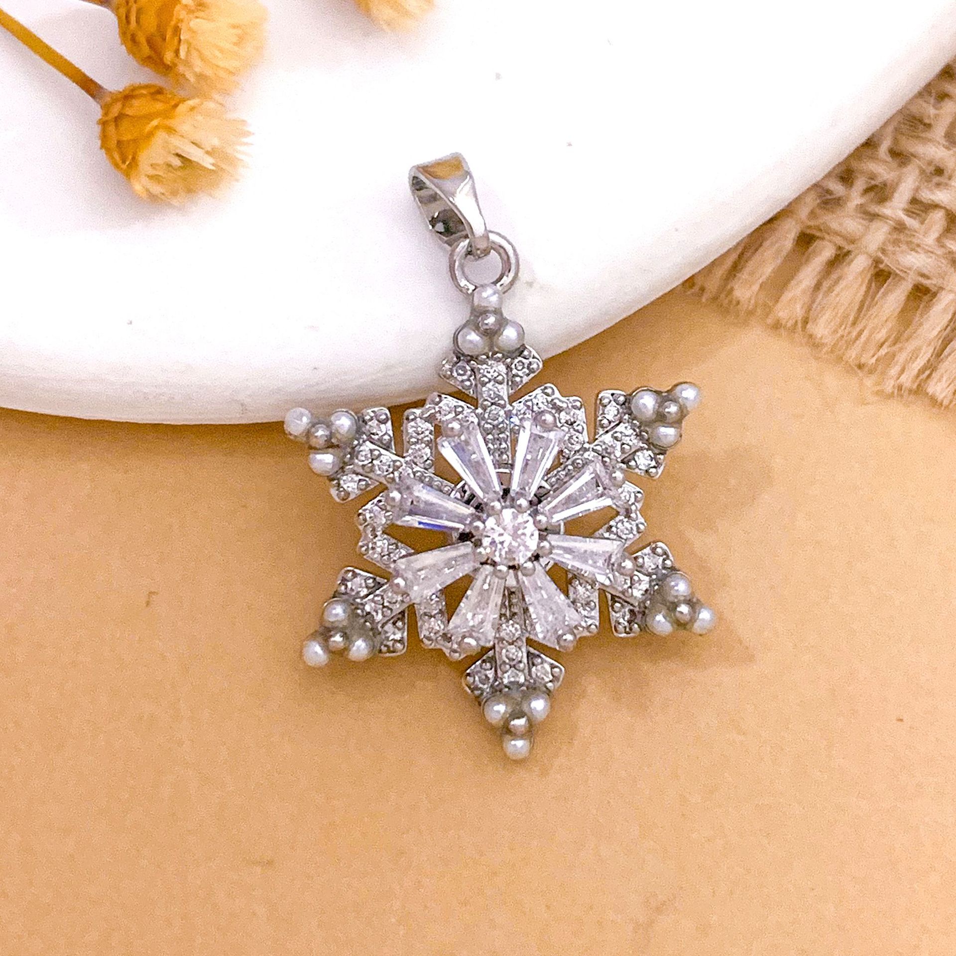 Xl986 rotating snowflake pendant silver