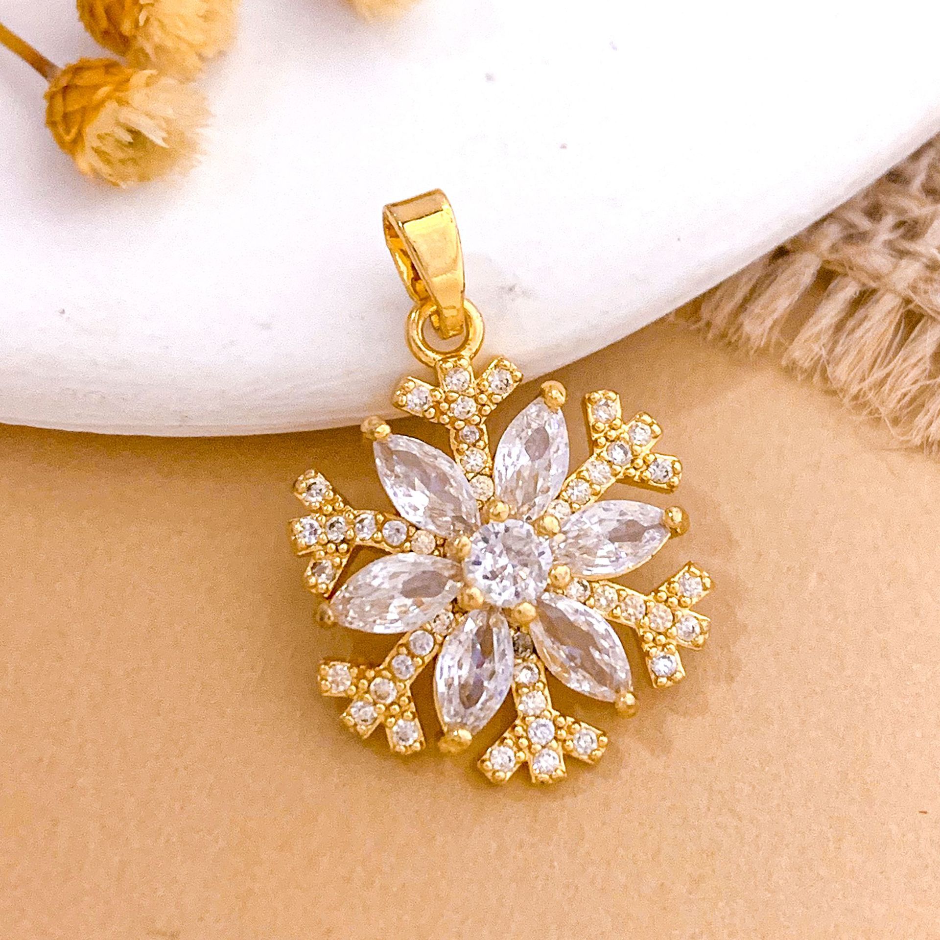 Xl1262 six-petal snowflake pendant gold