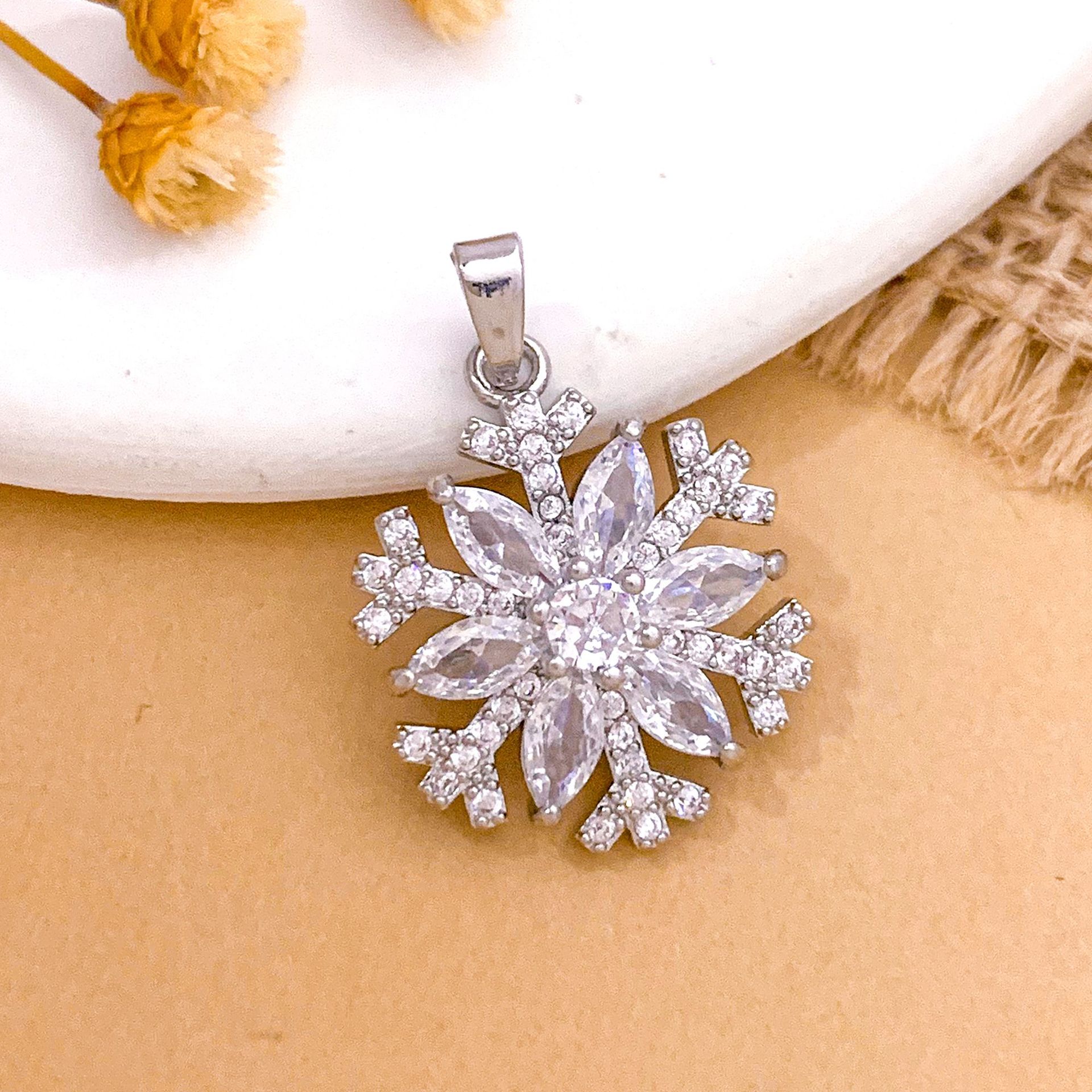 Xl1262 six-petal snowflake pendant silver
