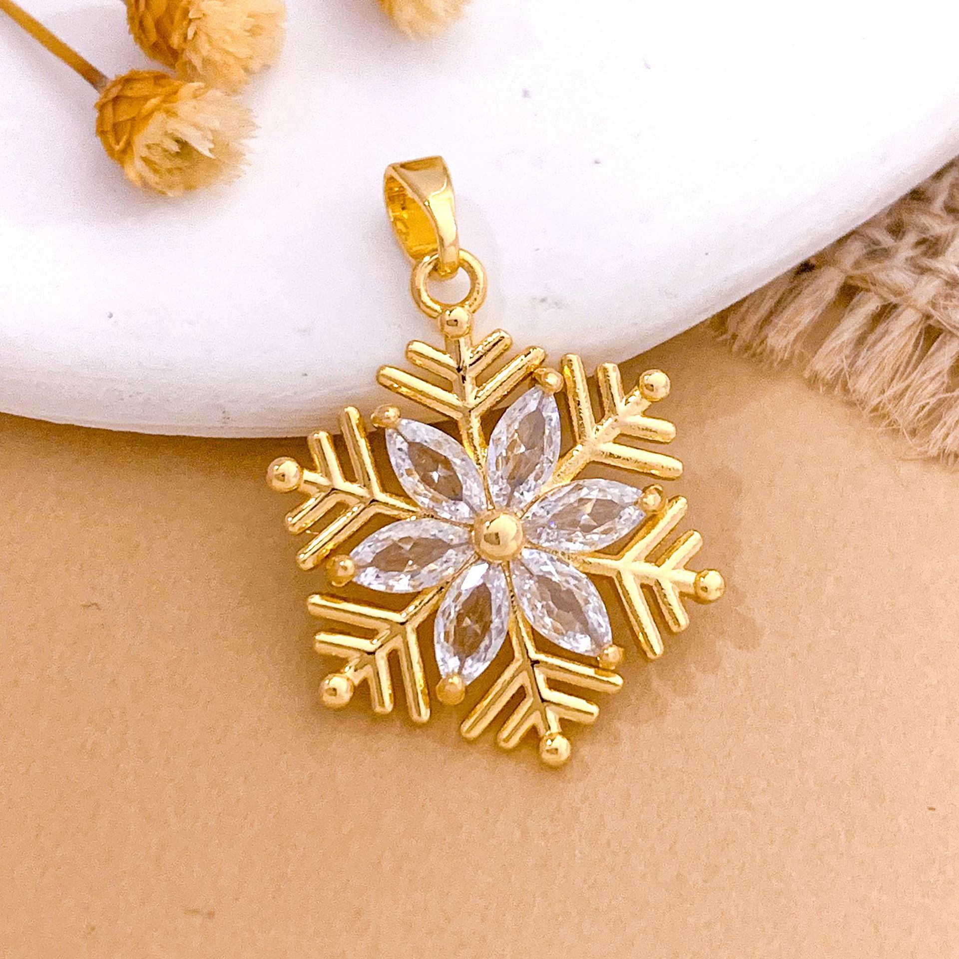 Xl2804 snowflake pendant gold