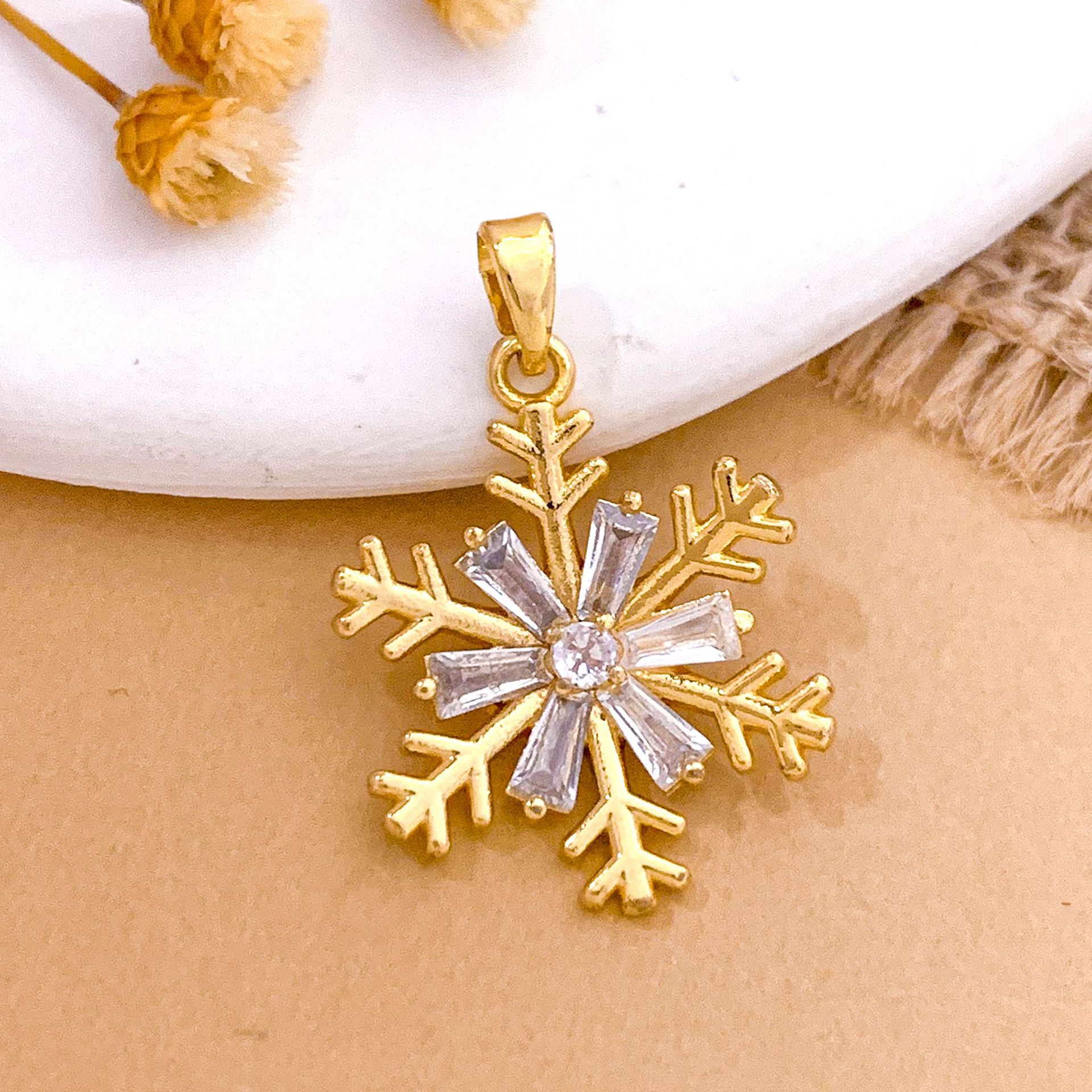 Xl2992 hexagonal snowflake pendant gold
