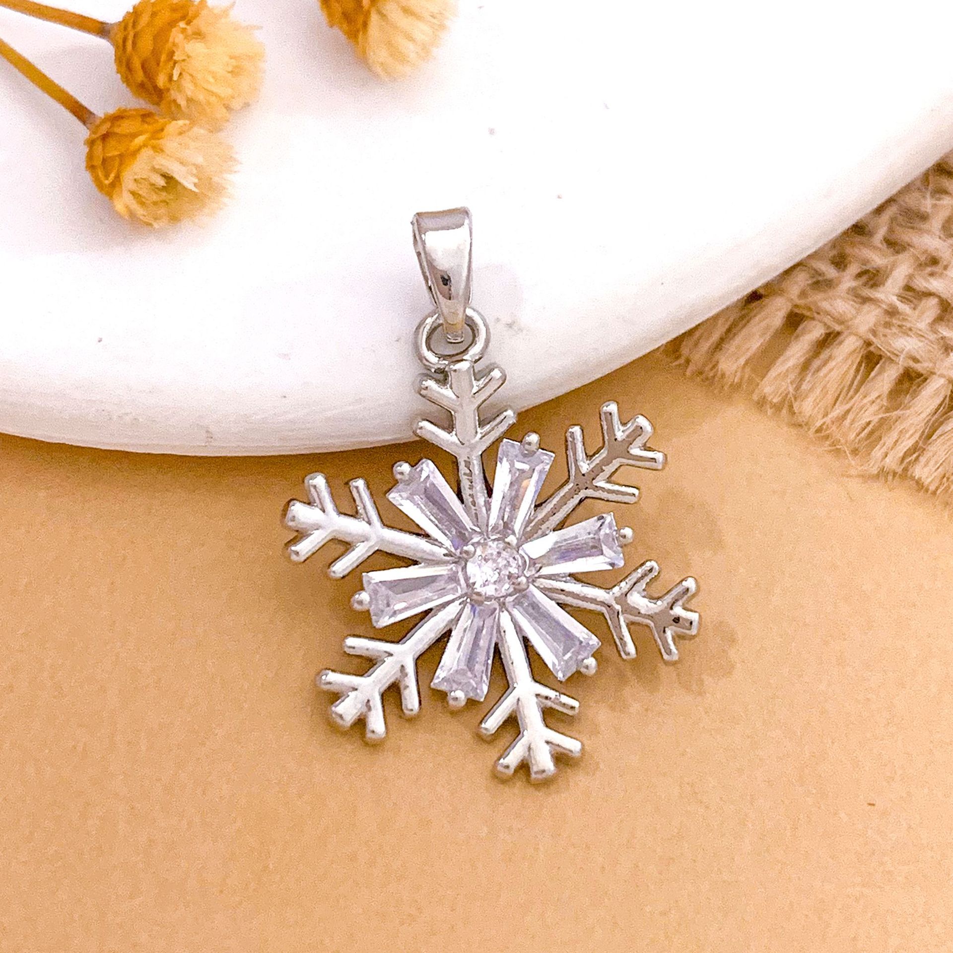 Xl2992 six-sided snowflake pendant silver