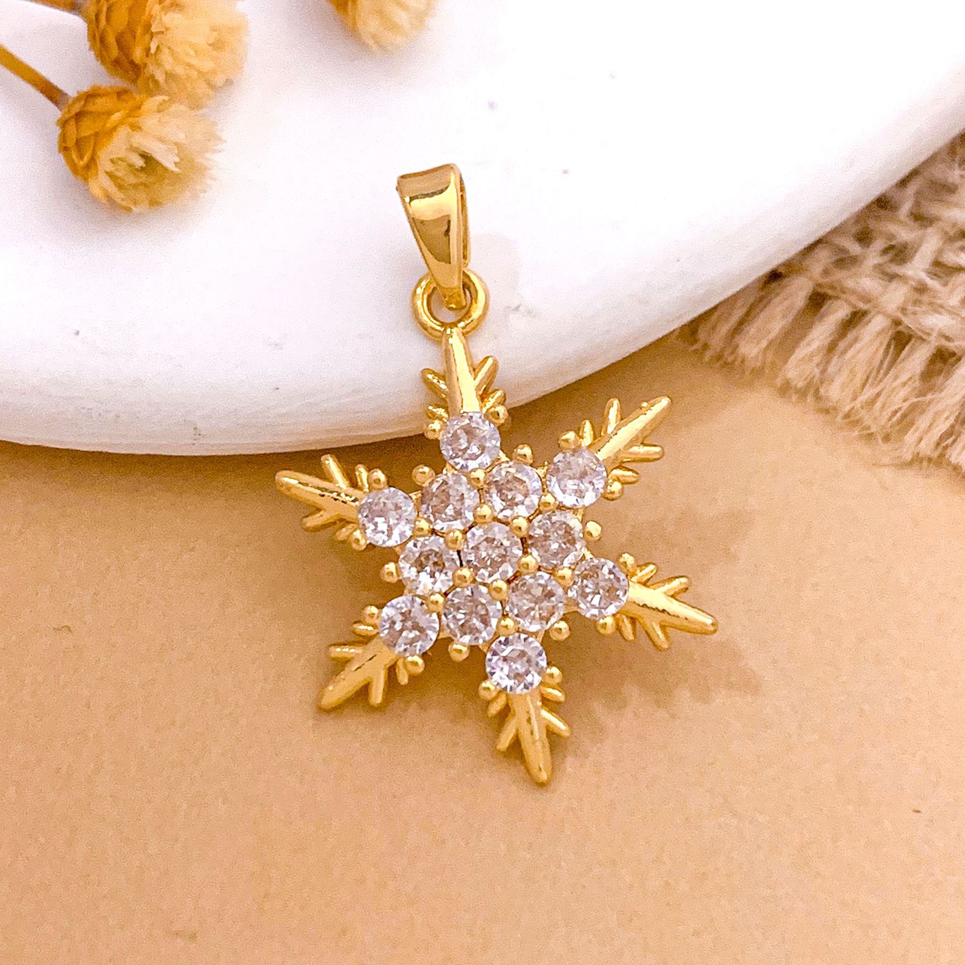 Xl3398 broken snowflake pendant gold