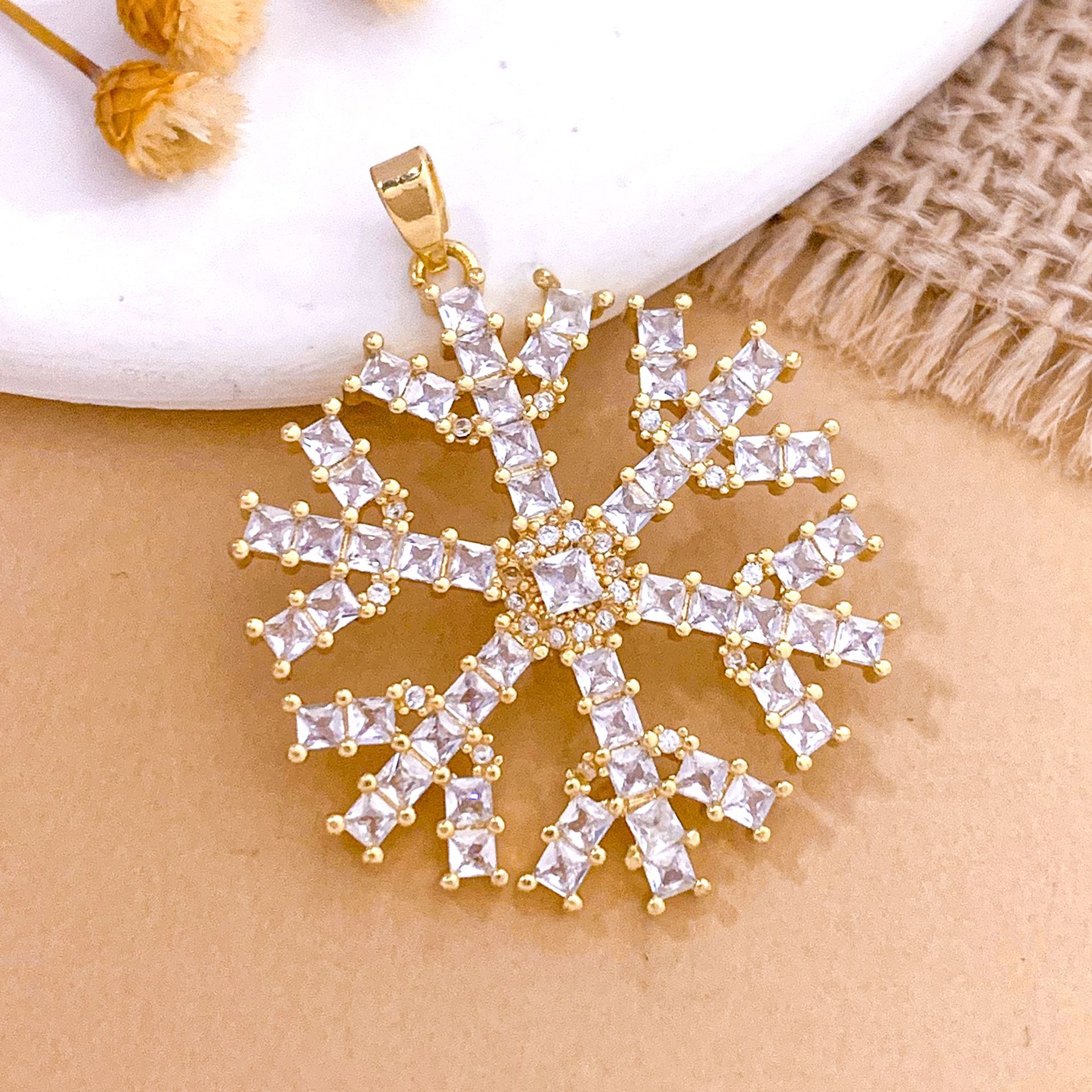 Xl4615 large snowflake pendant gold