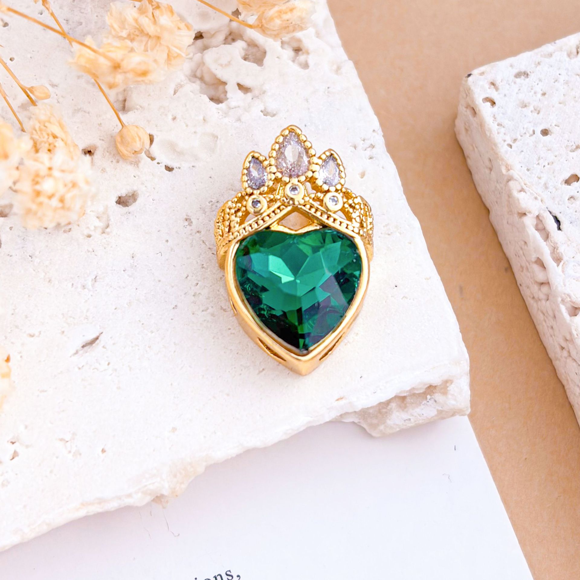 Xl2163 crown emerald love pendant gold