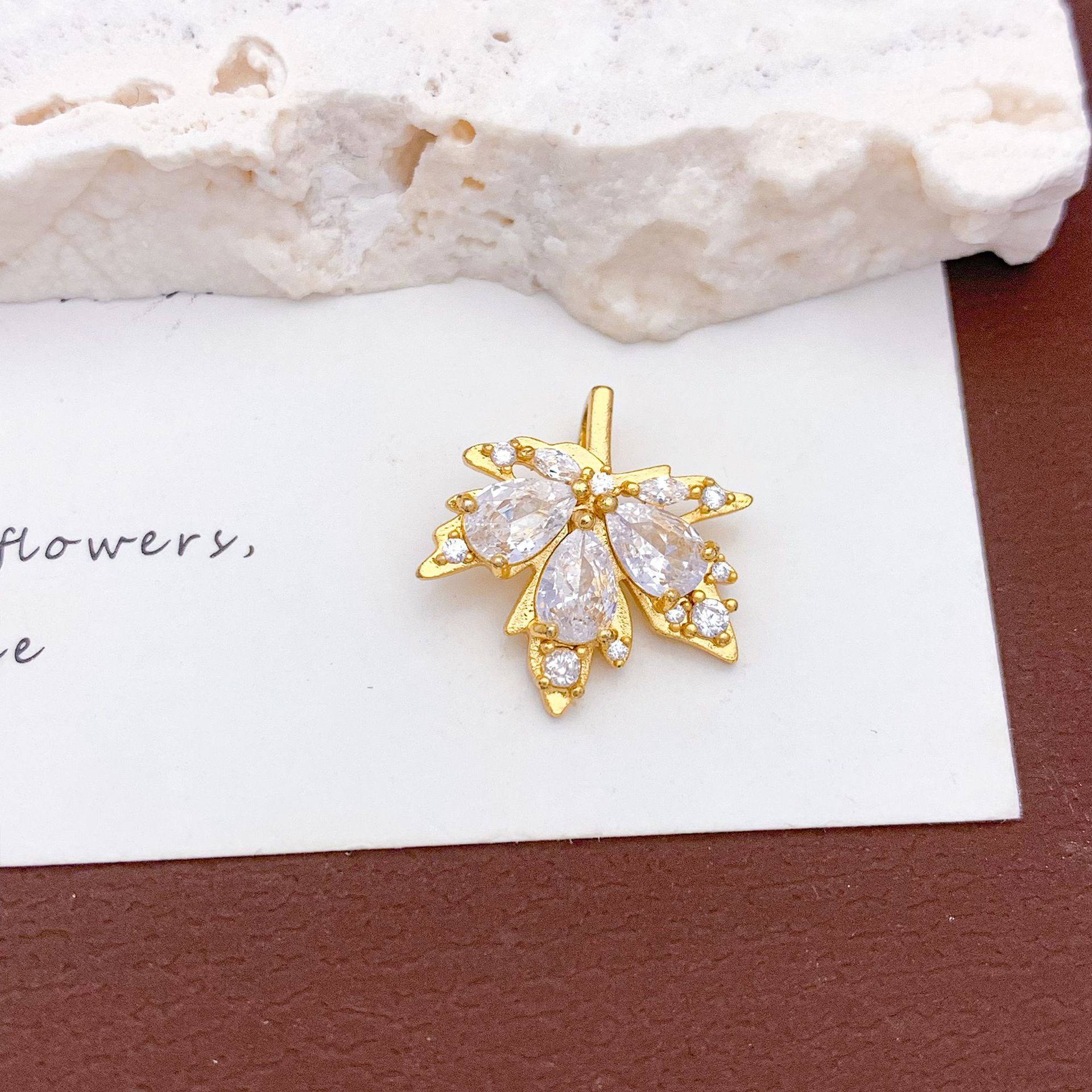 Xl259 maple leaf pendant gold