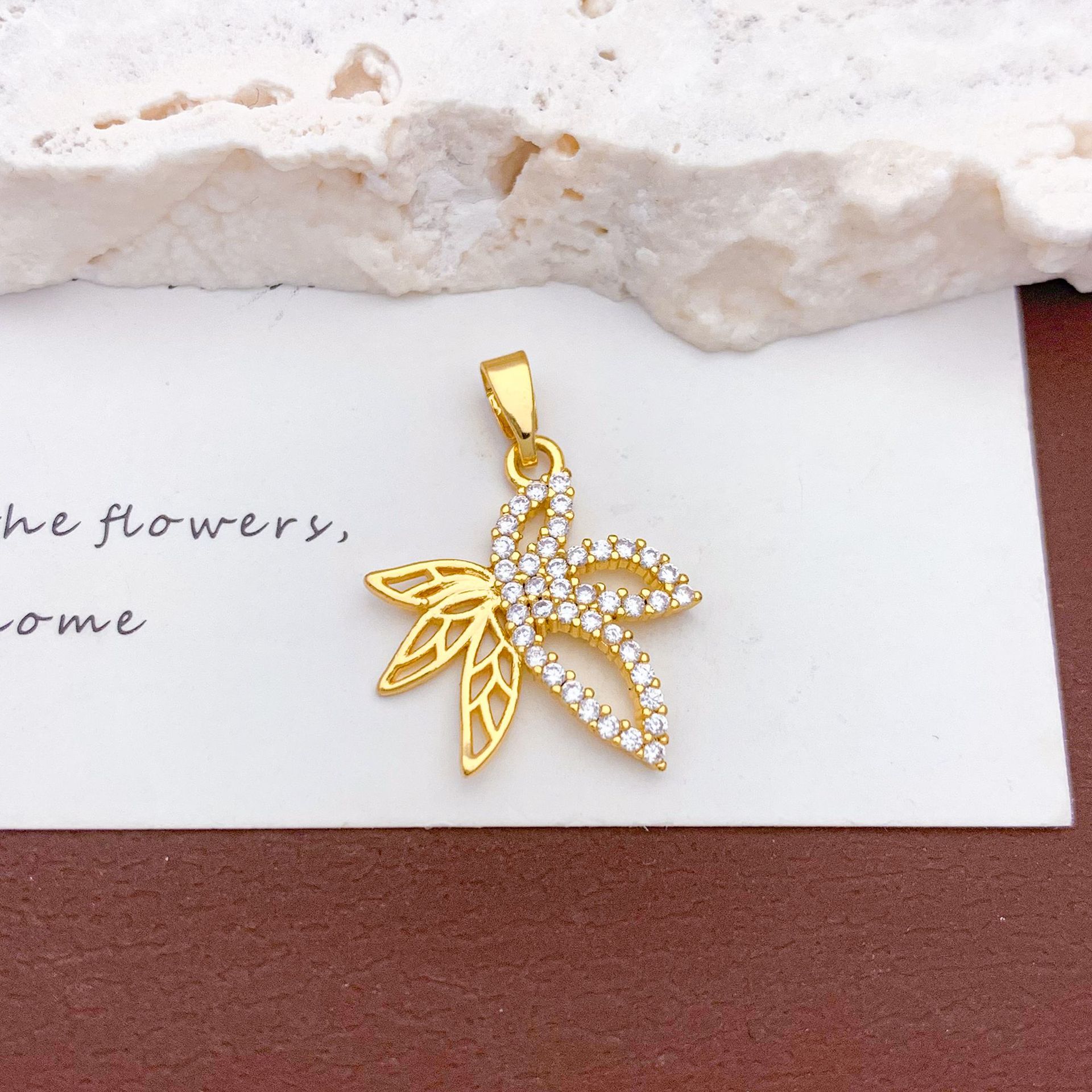 Xl544 hollow maple leaf pendant gold
