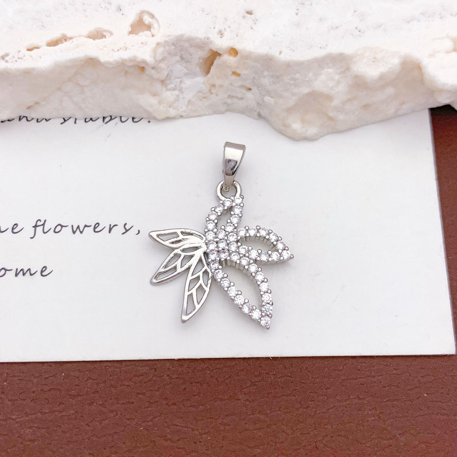 Xl544 hollow maple leaf pendant silver