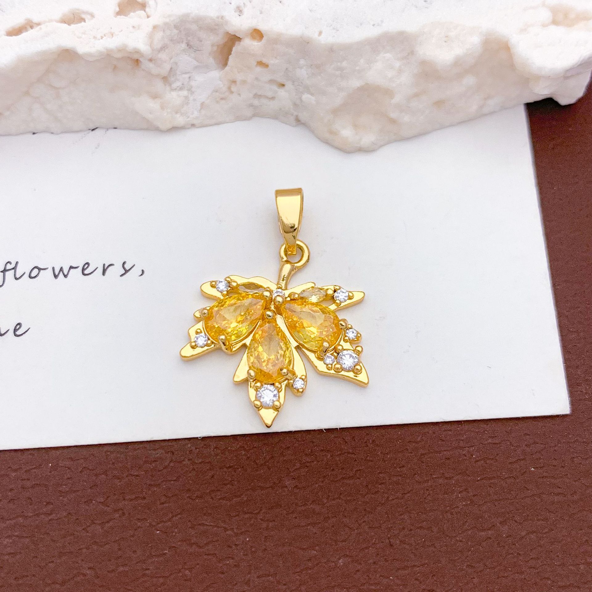 Xl2701 yellow maple leaf pendant gold