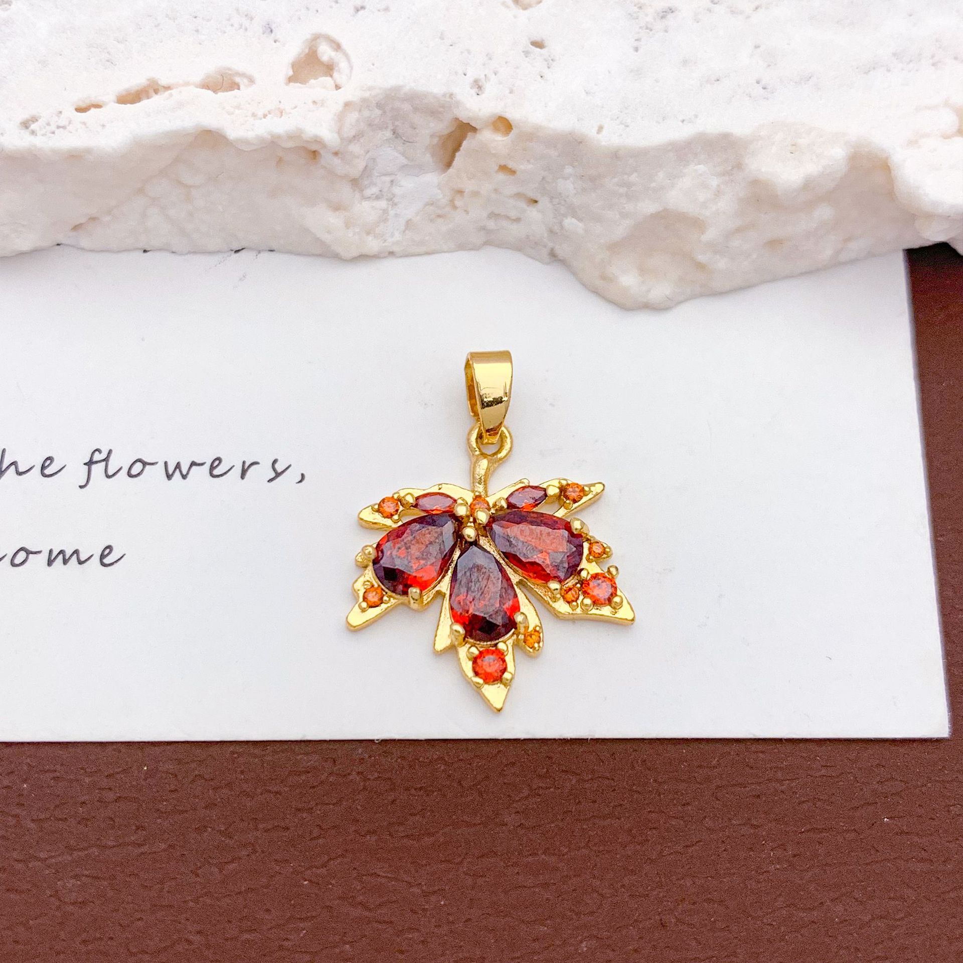 Xl2701 red maple leaf pendant gold