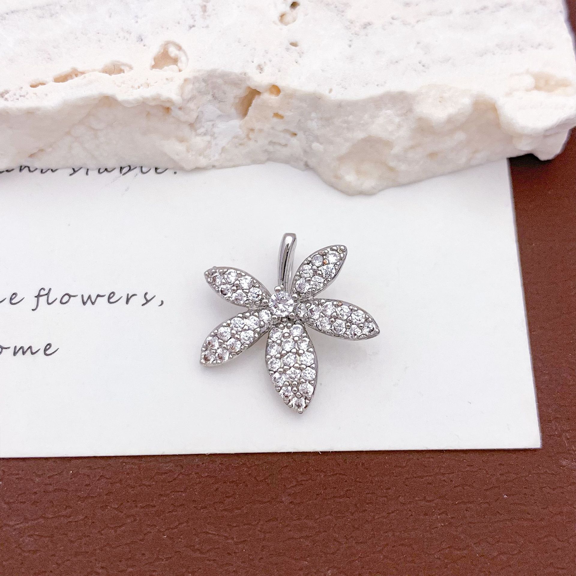 Xl3182 maple leaf pendant silver