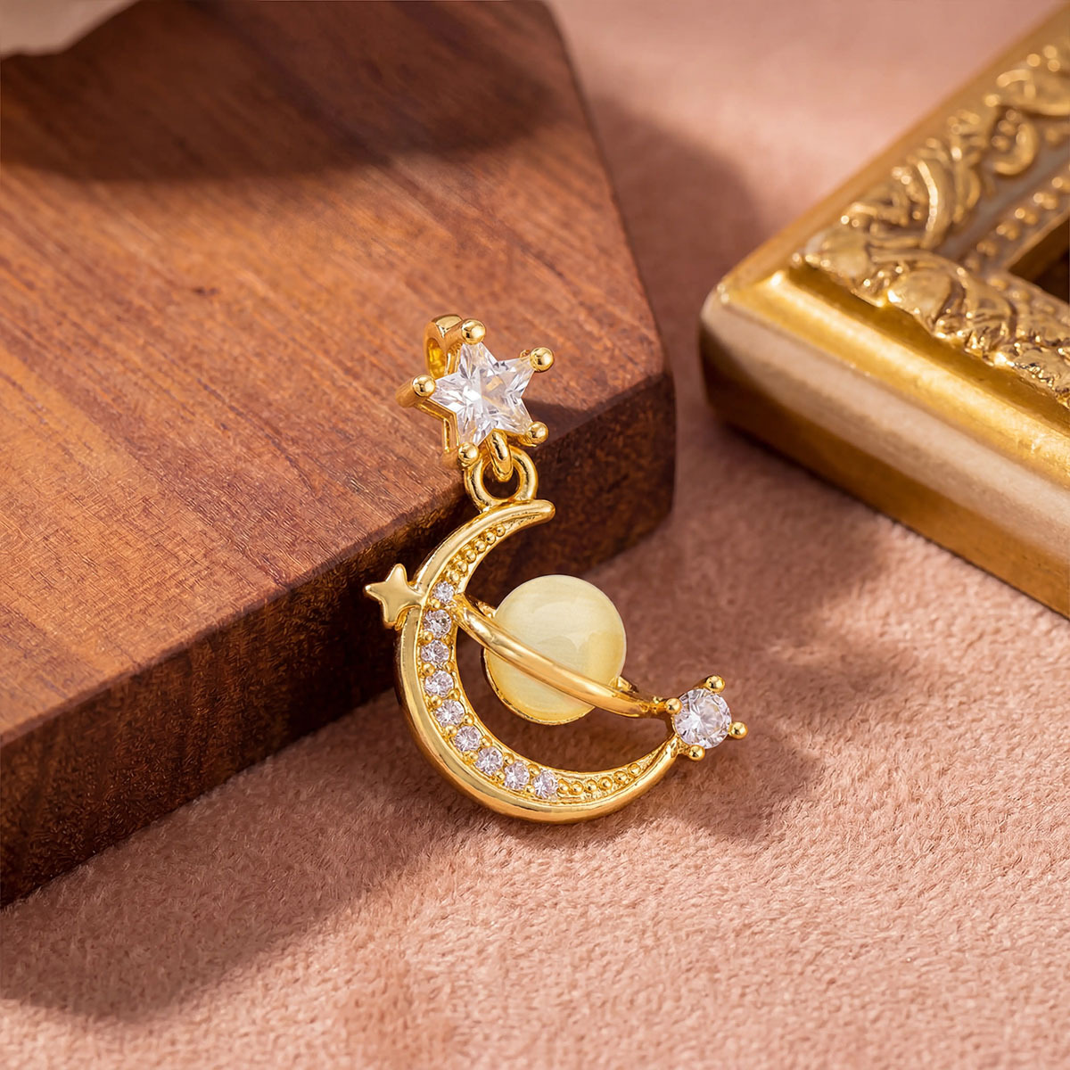 Xl1132 star and moon white cat eye pendant gold
