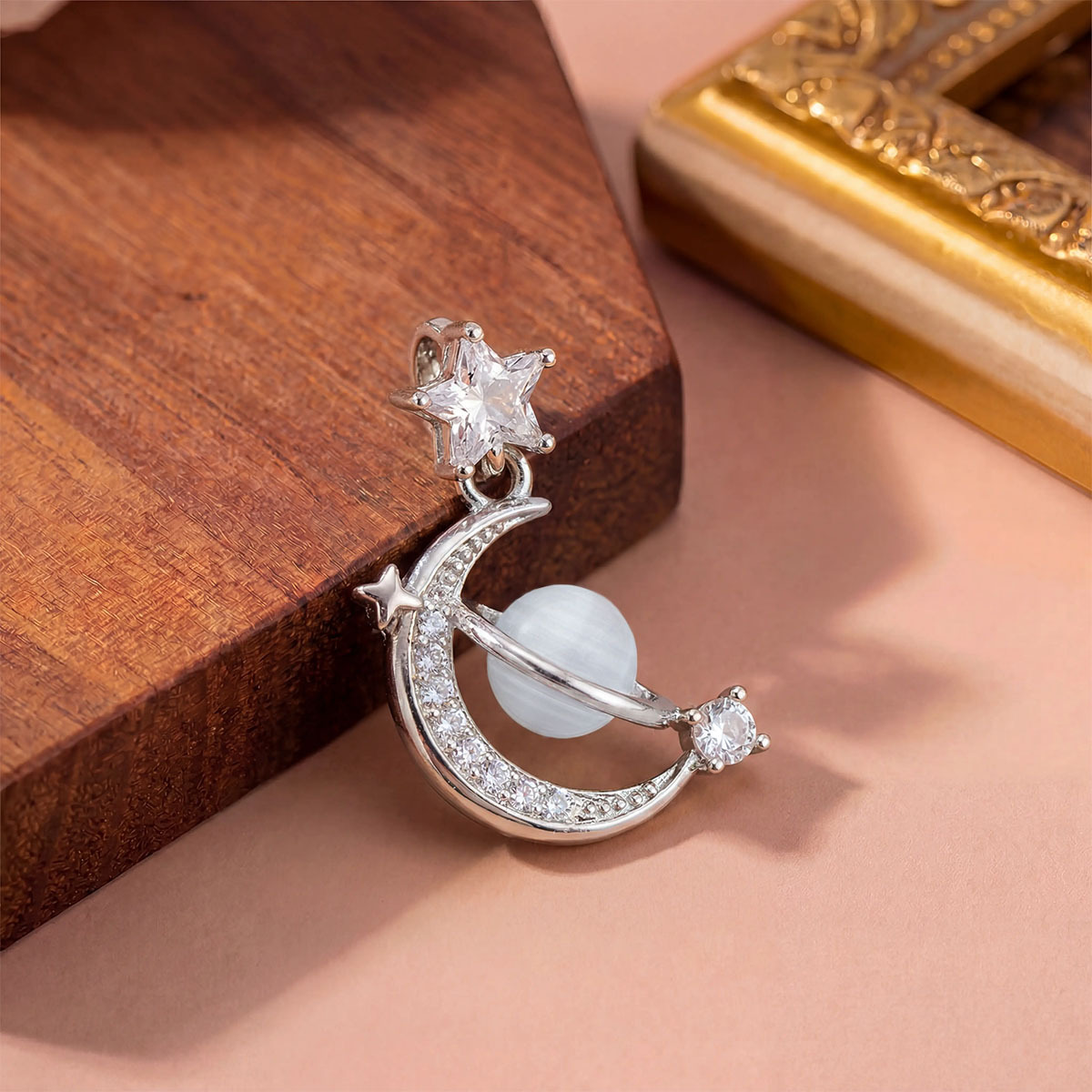 Xl1132 star and moon white cat eye pendant silver