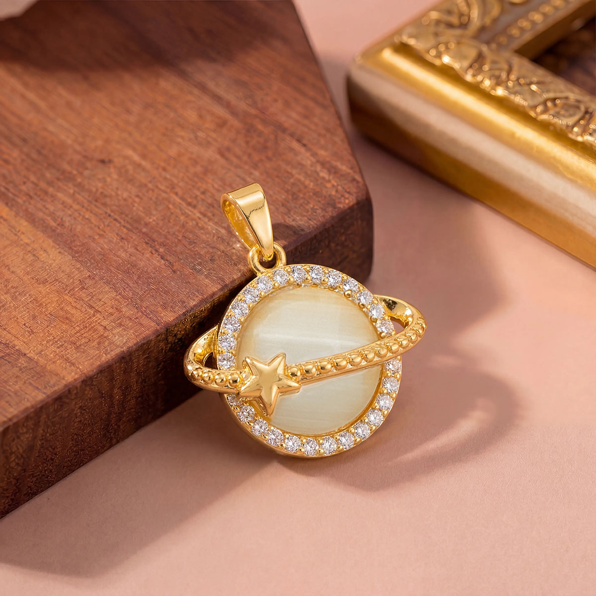 Xl3360 star surrounded white cat eye pendant gold