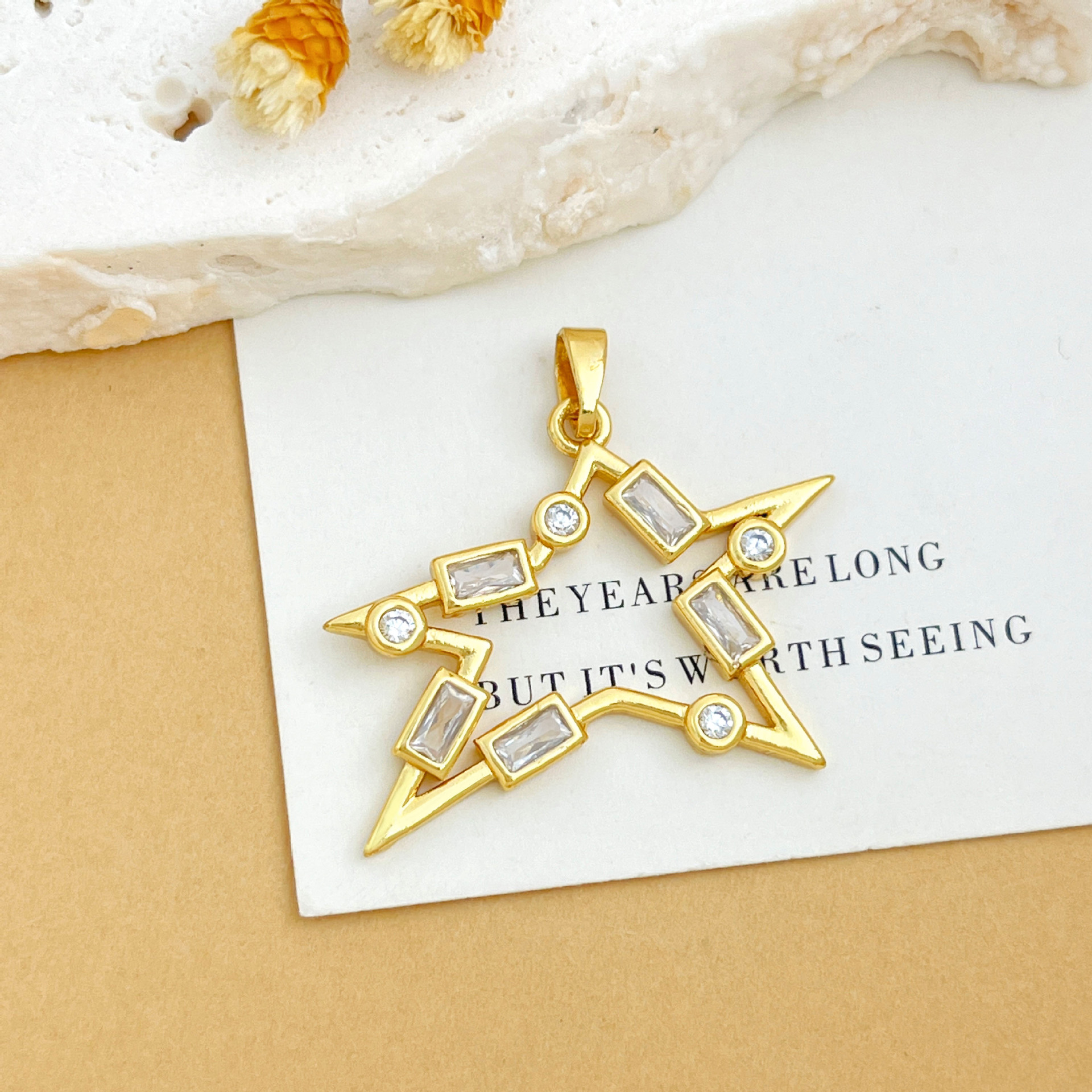 Xl4208 hollow five-pointed star pendant gold