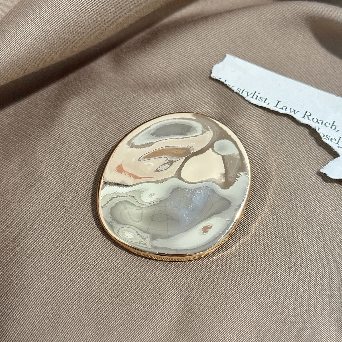 Streamlined round brooch-gold
