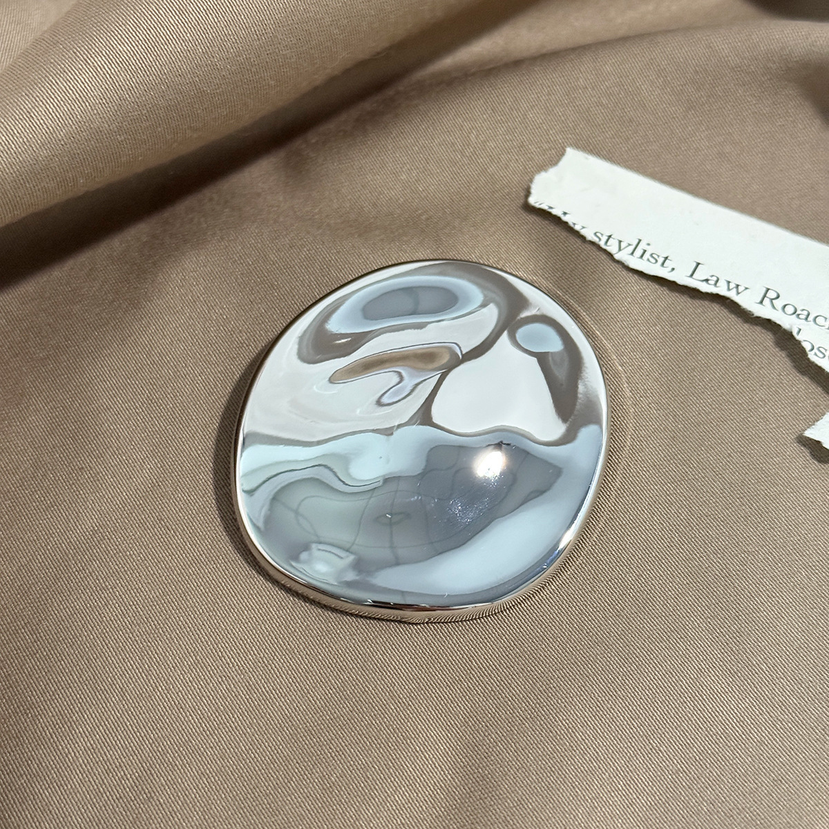 Streamlined round brooch-silver