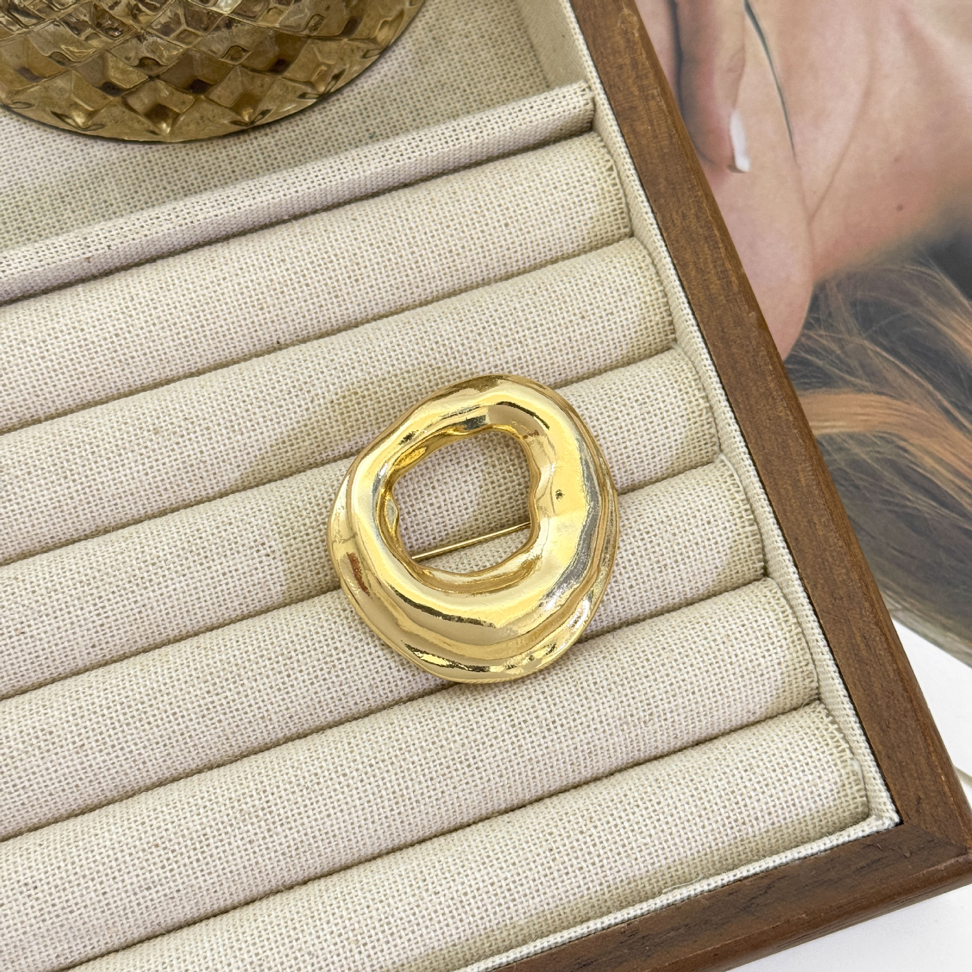 Glossy irregular round brooch-gold