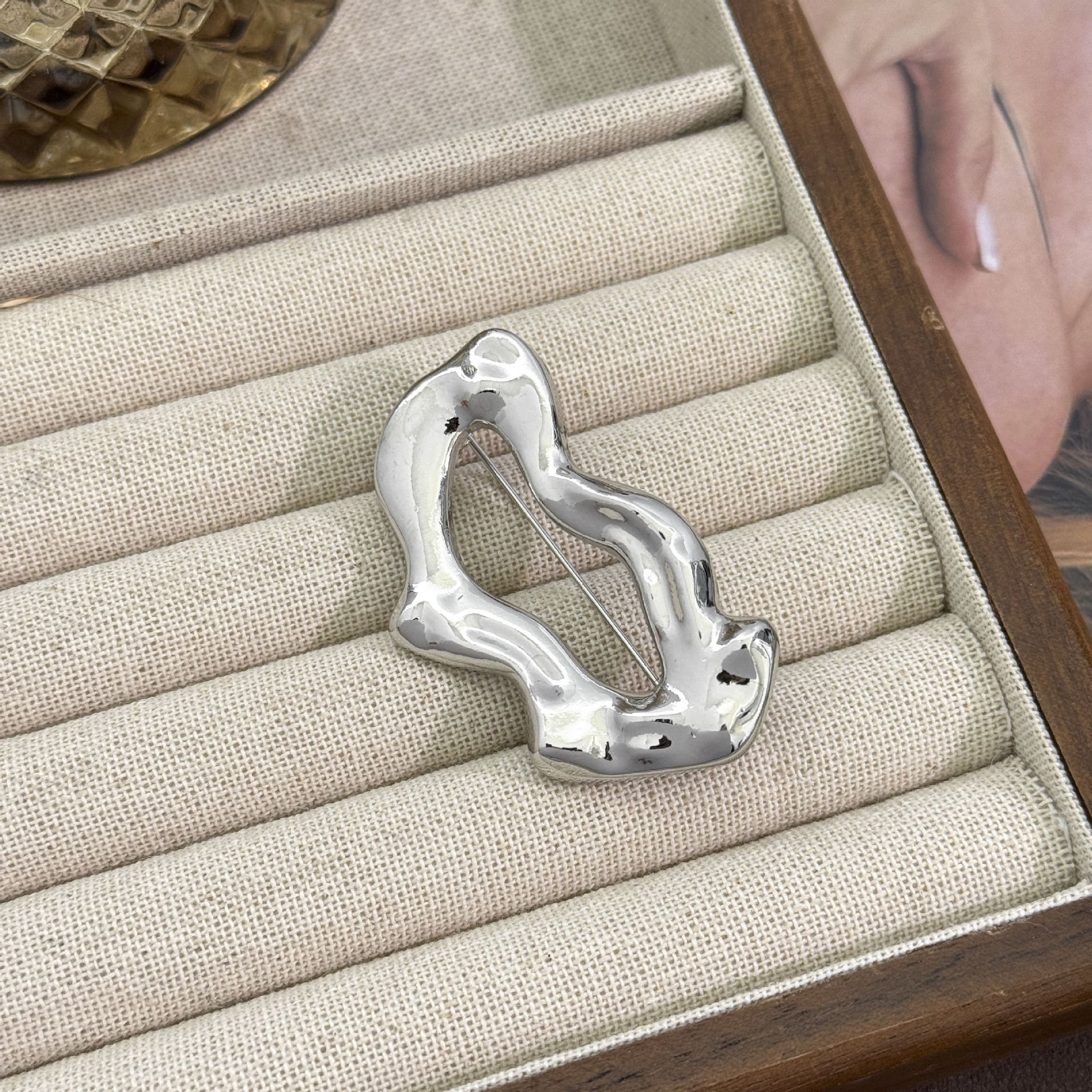 Glossy irregular brooch-silver