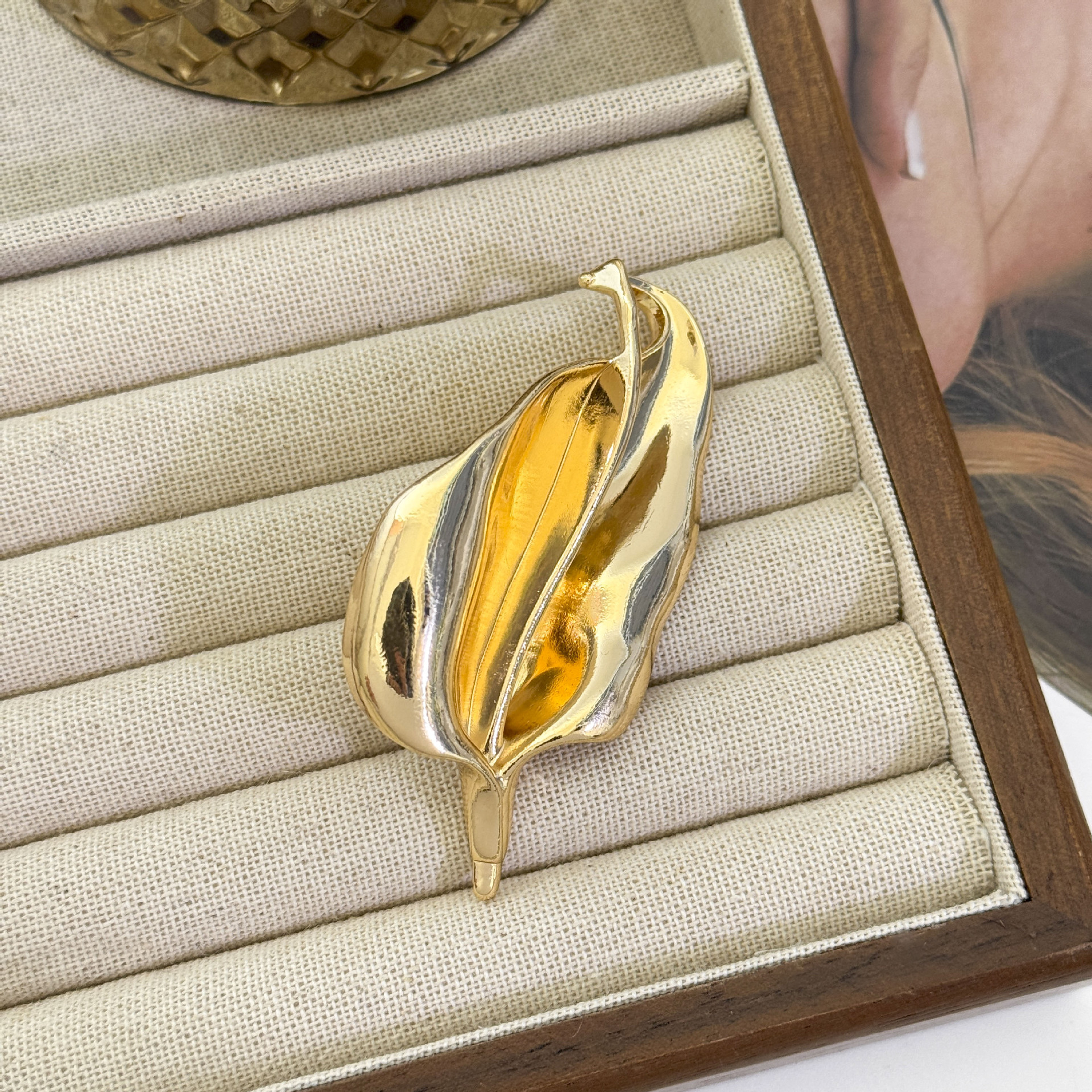 Glossy irregular leaf brooch-gold