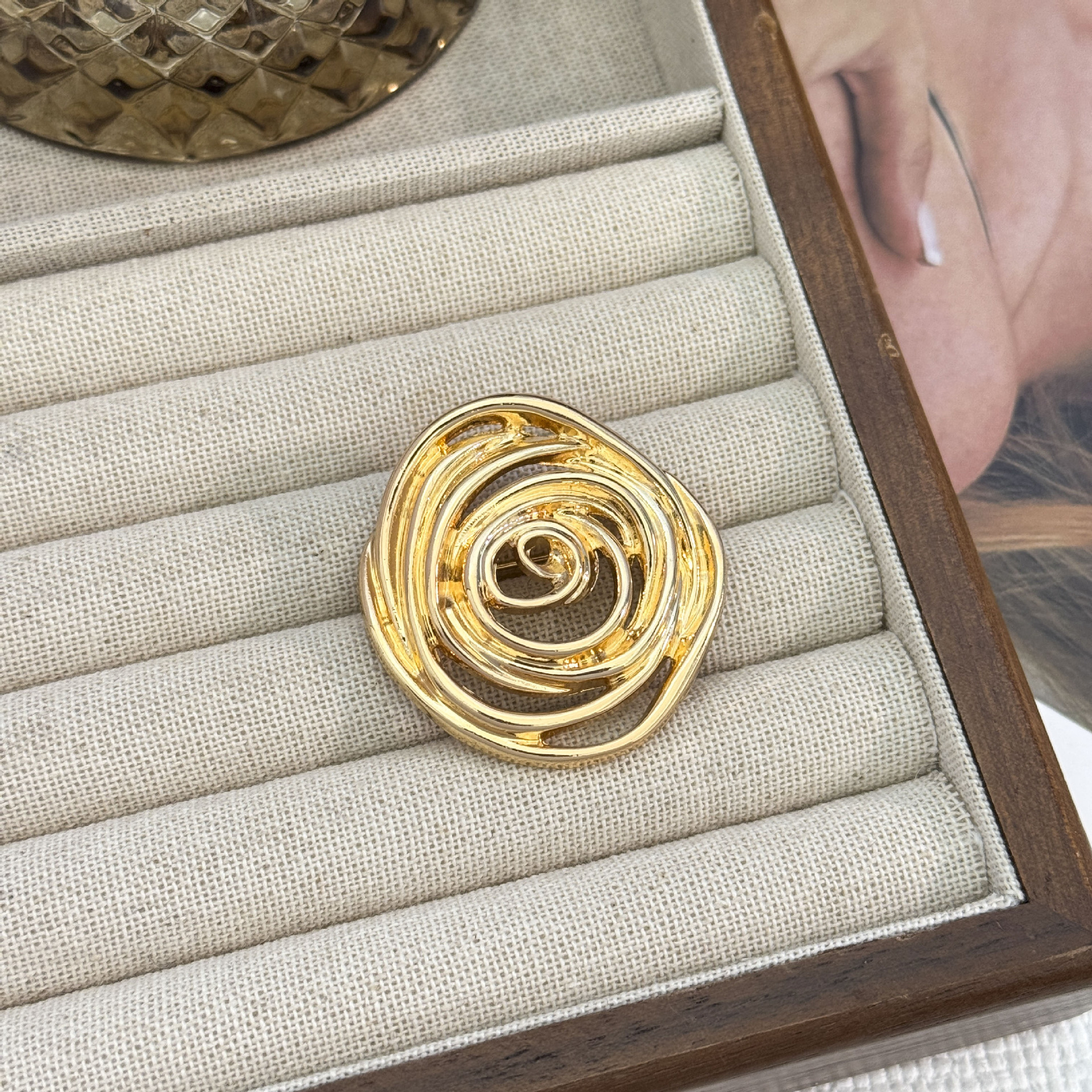 Irregular thread brooch - gold
