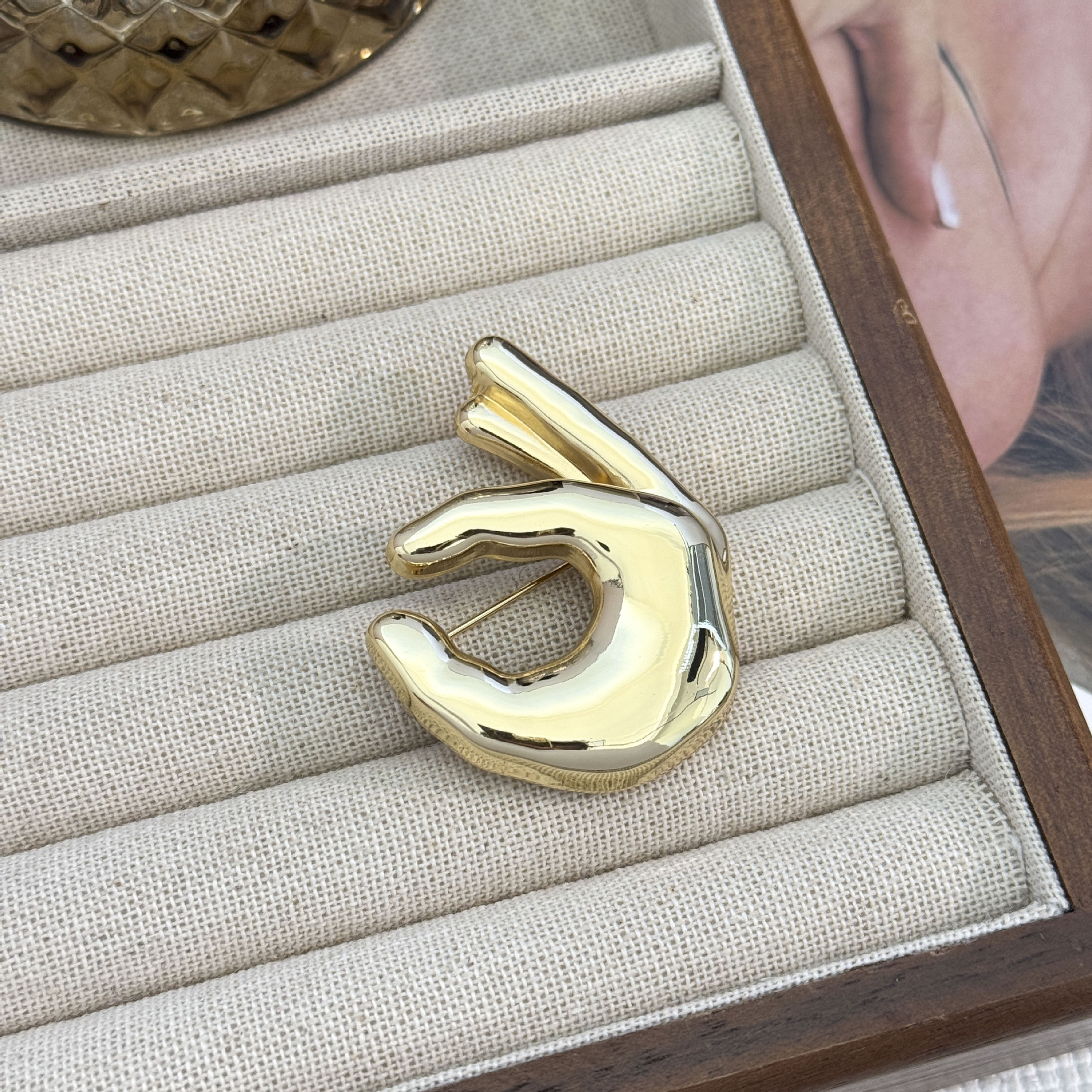 Glossy ok gesture brooch-small gold