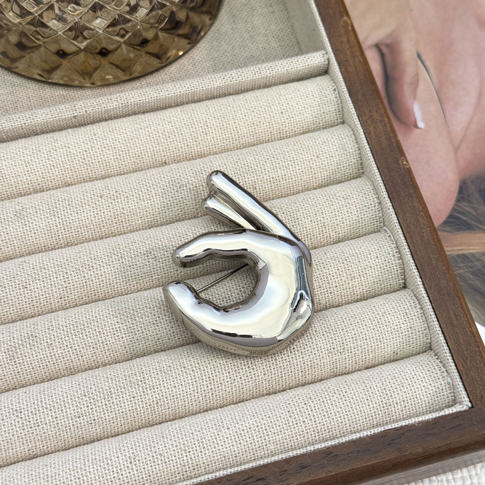 Glossy ok gesture brooch-small white k color
