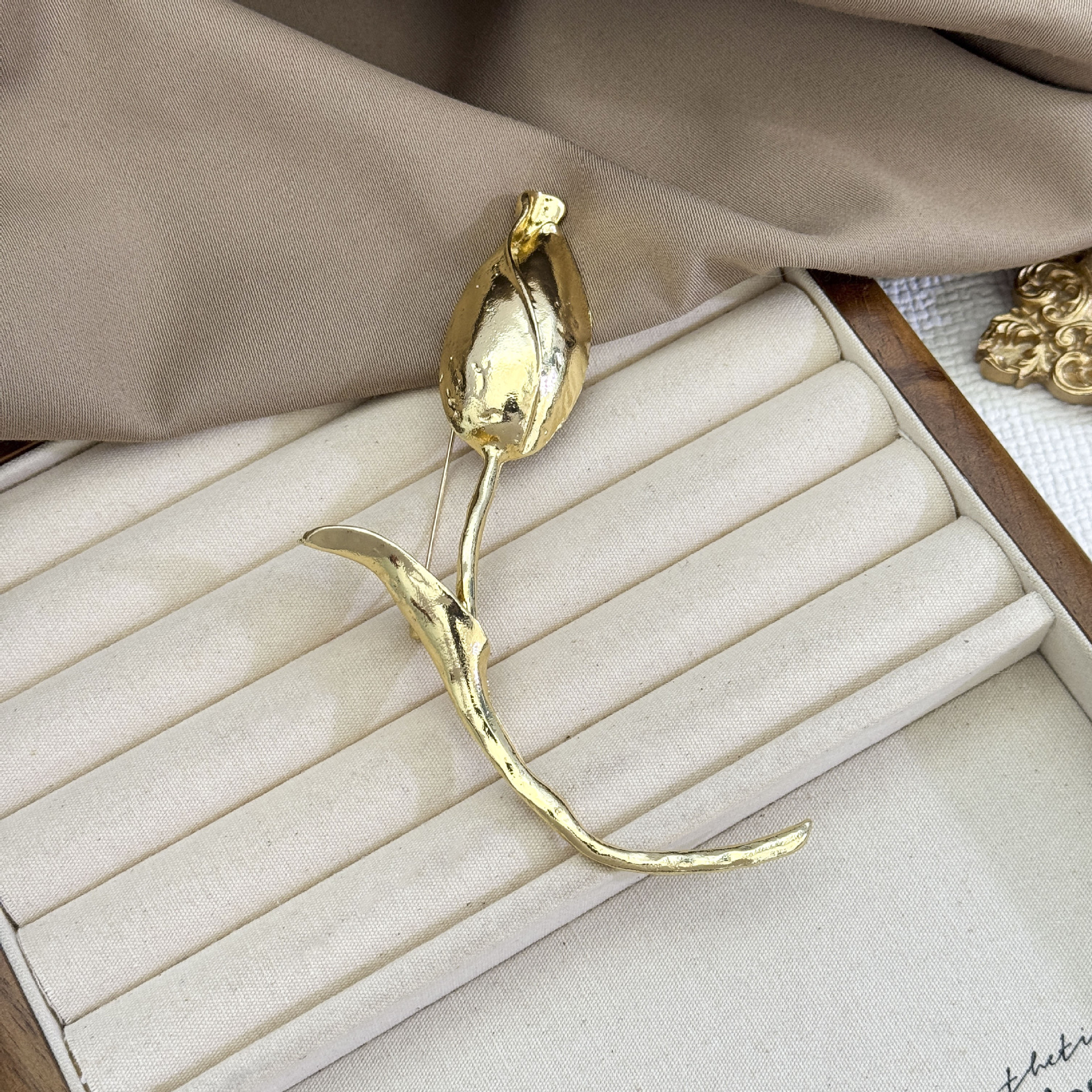 Rosebud brooch-gold