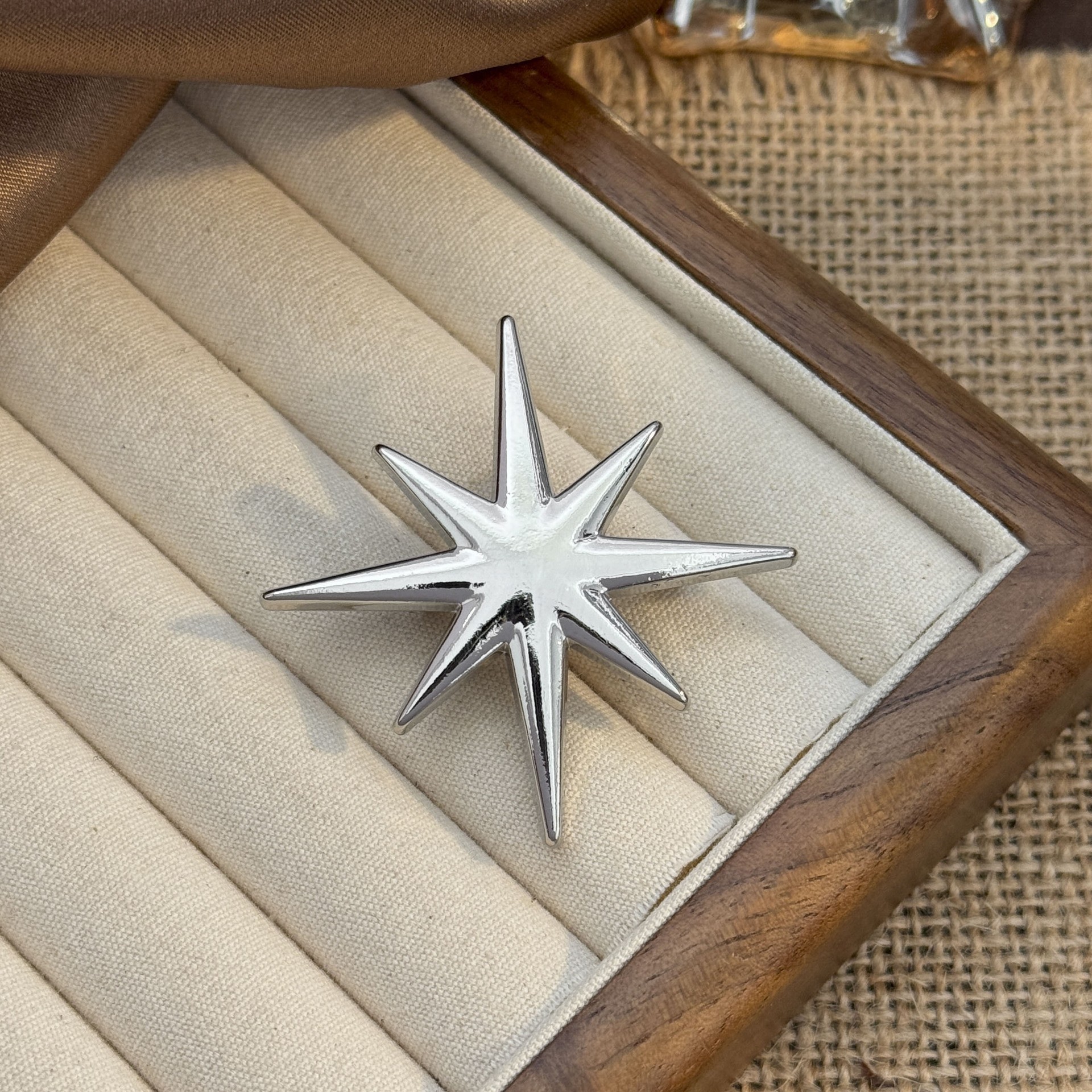 Glossy eight-pointed star brooch-white k