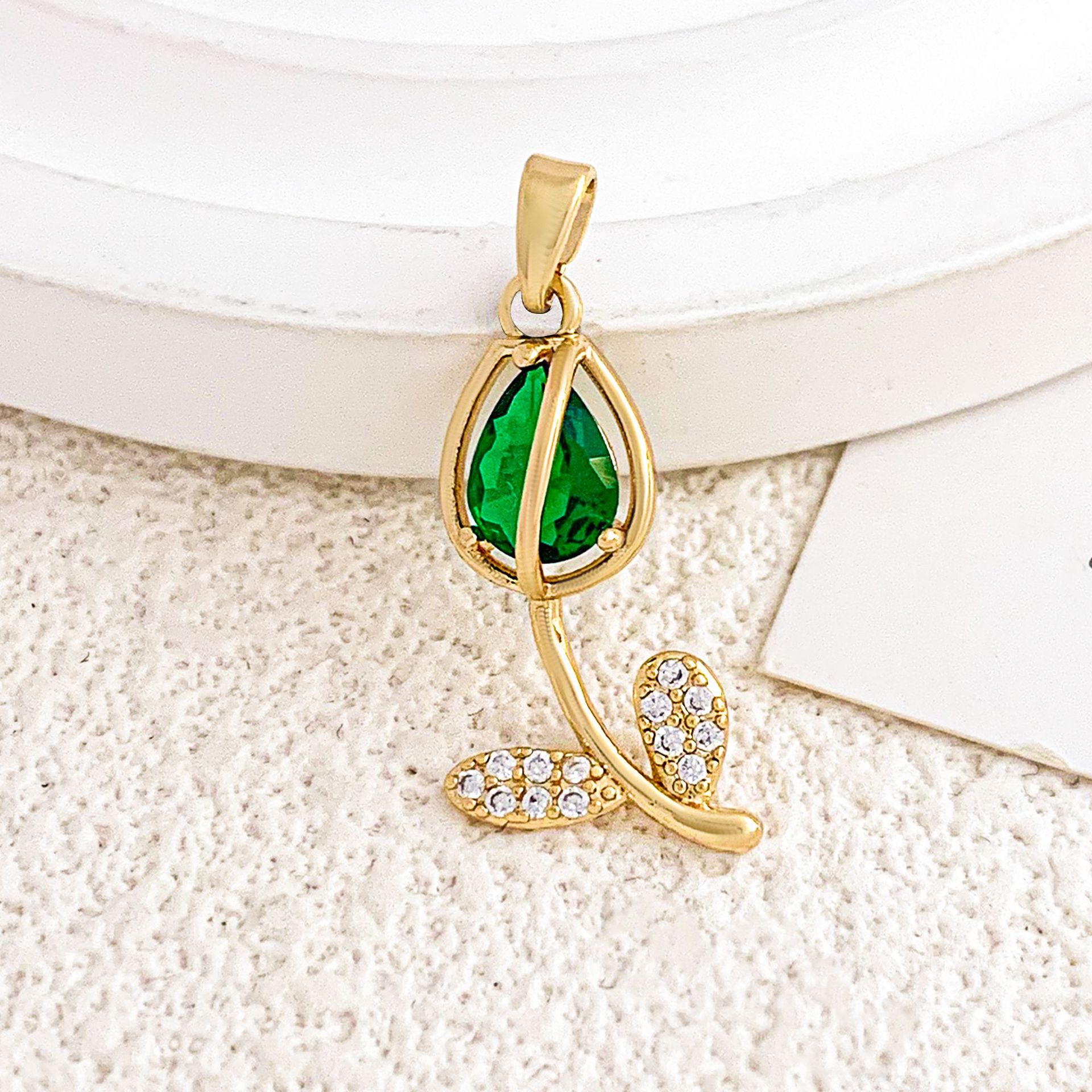 Xl2385 emerald tulip pendant gold