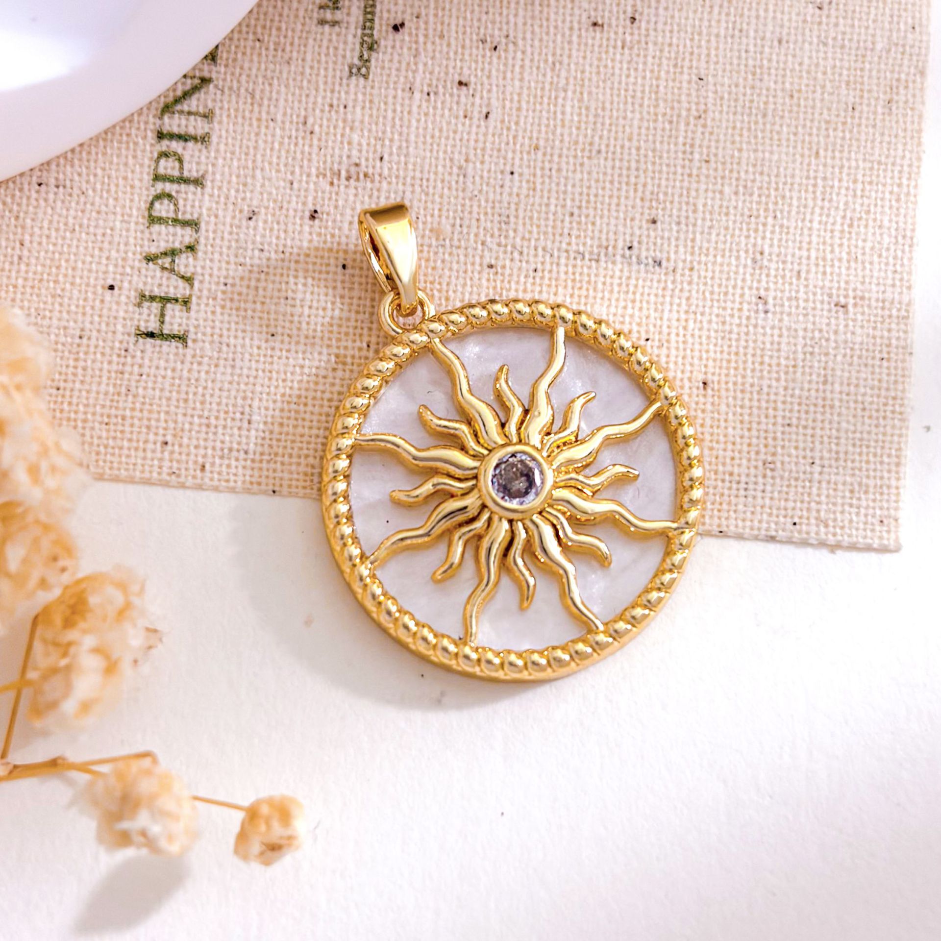 Xl5642 lace round sun pendant gold white