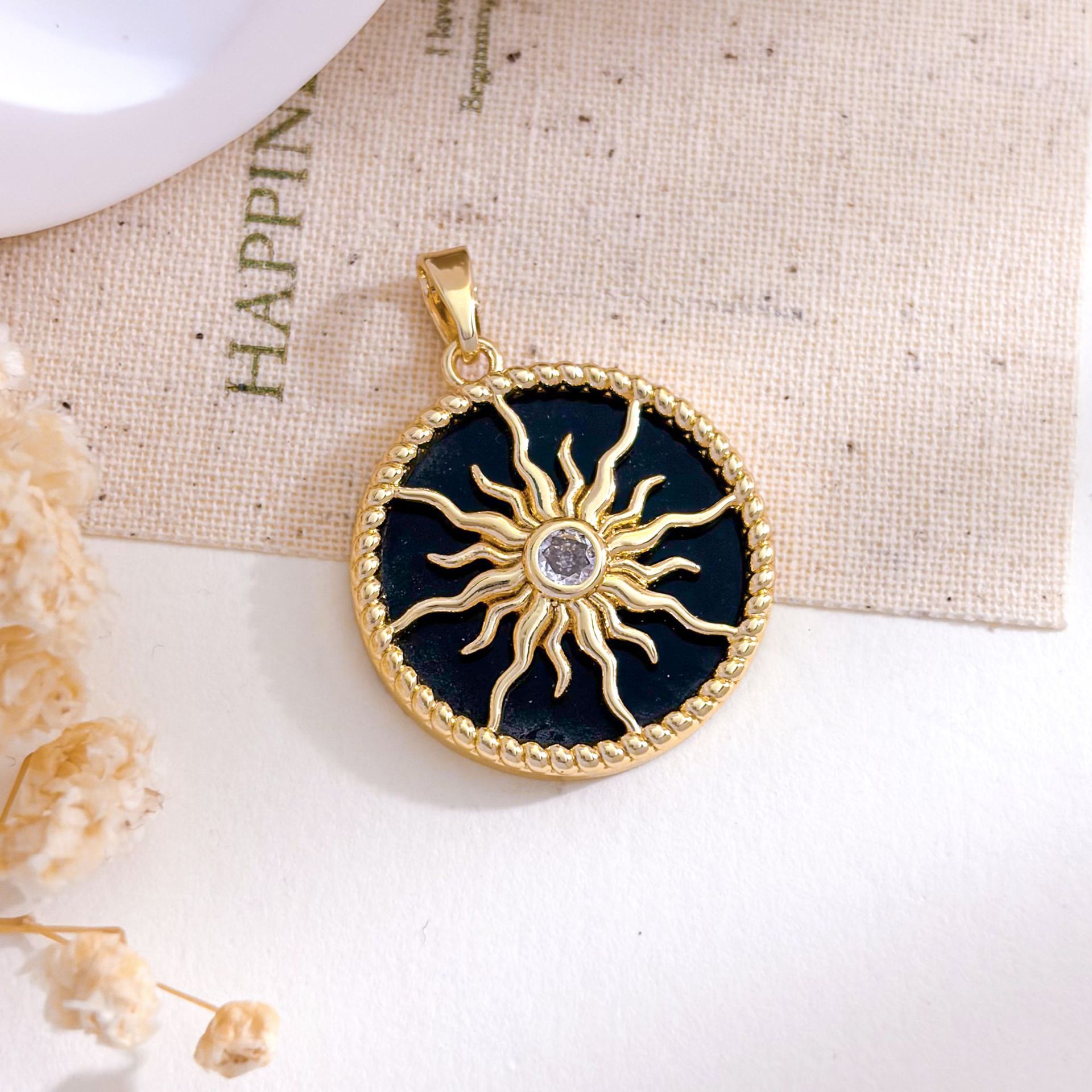 Xl5642 lace round sun pendant gold black