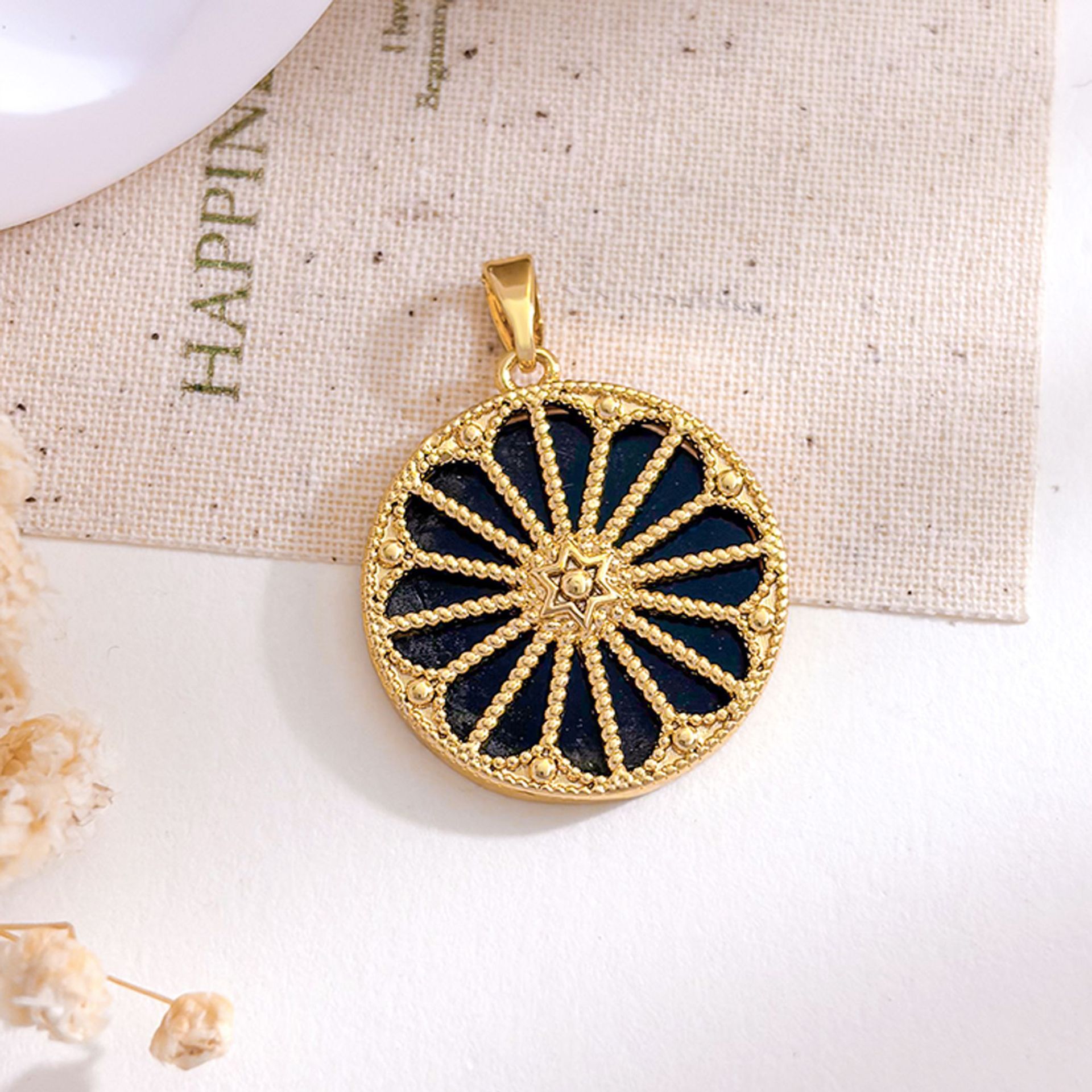 Xl5646 eight-petal flower round pendant gold black