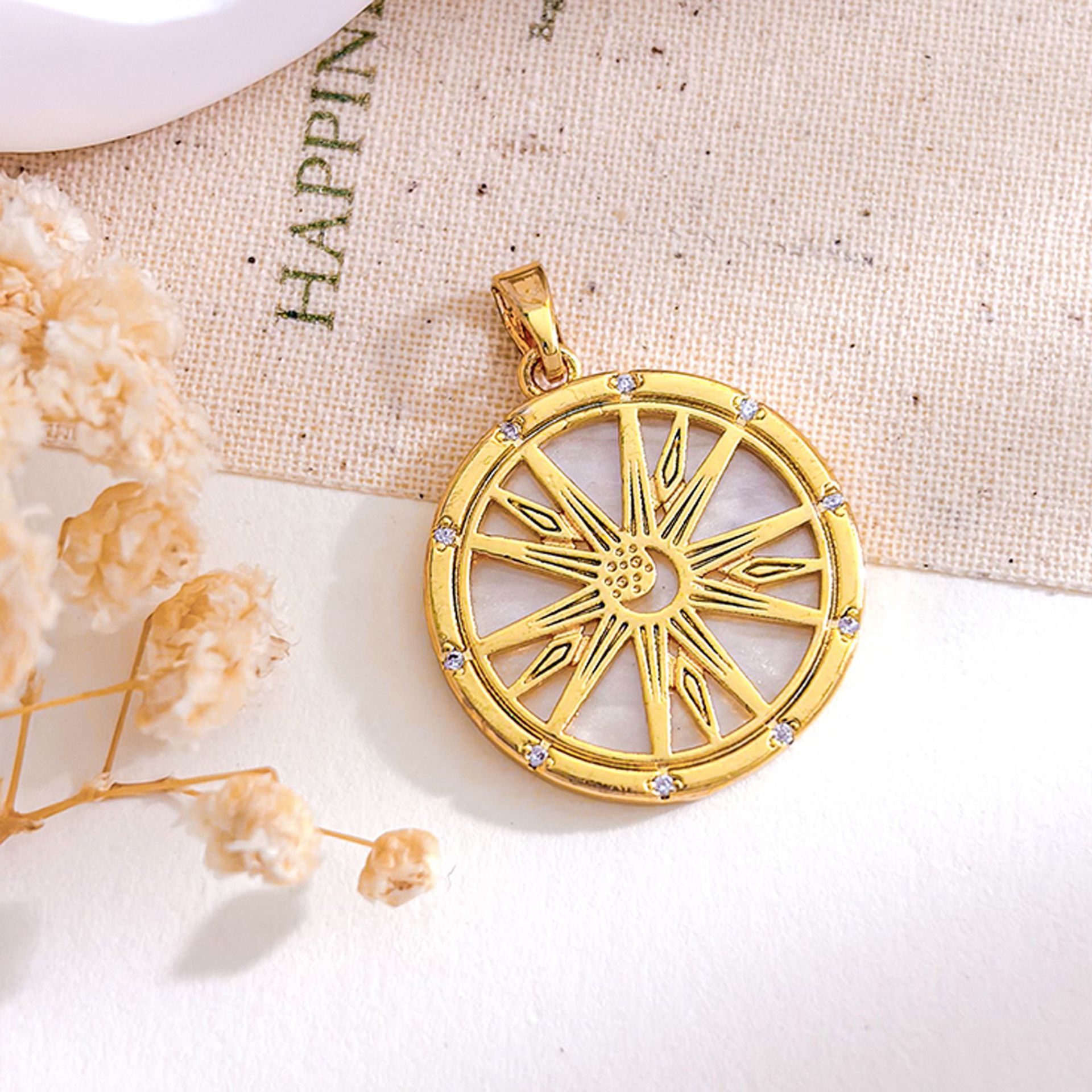 Xl5648 star sun pendant gold white