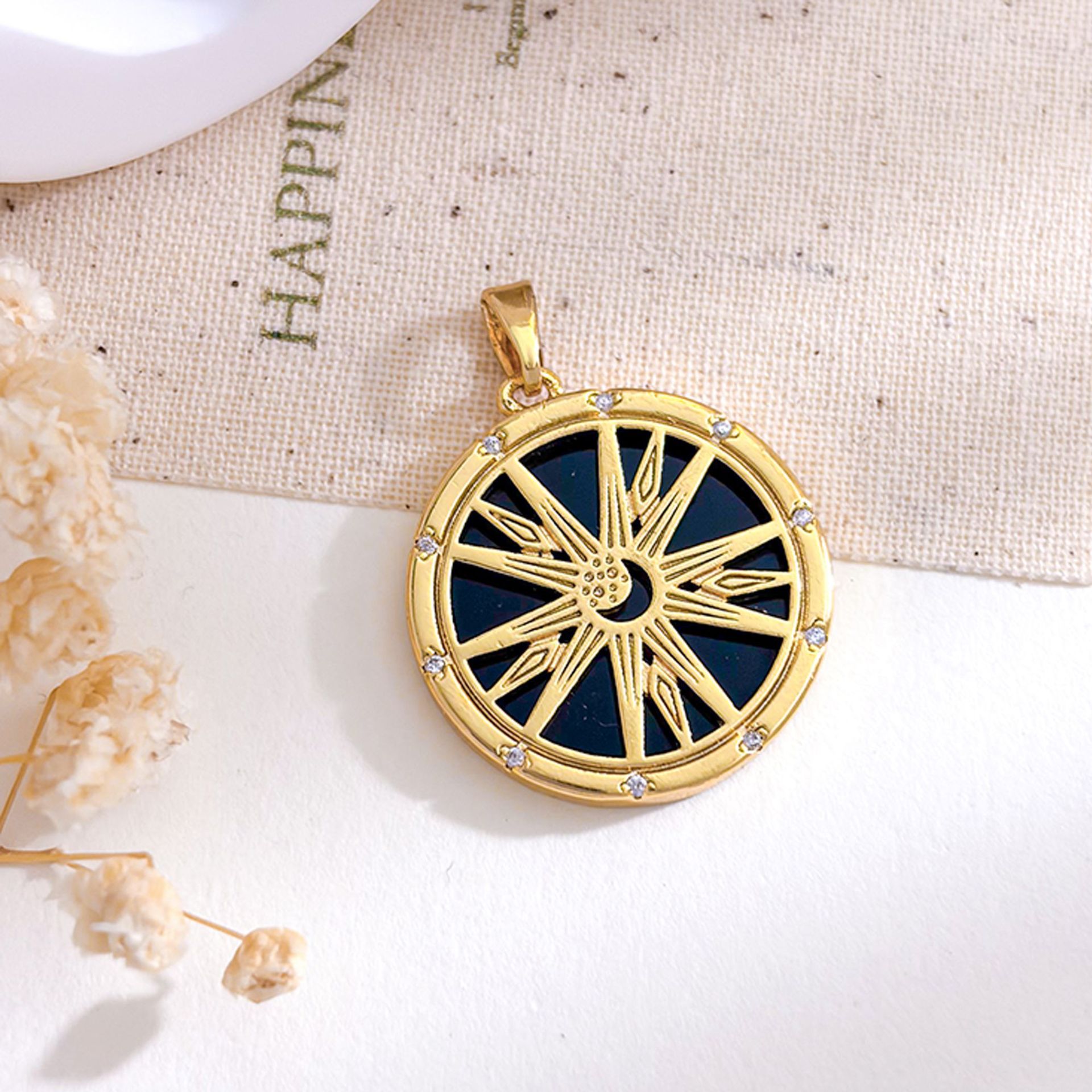 Xl5648 star sun pendant gold black