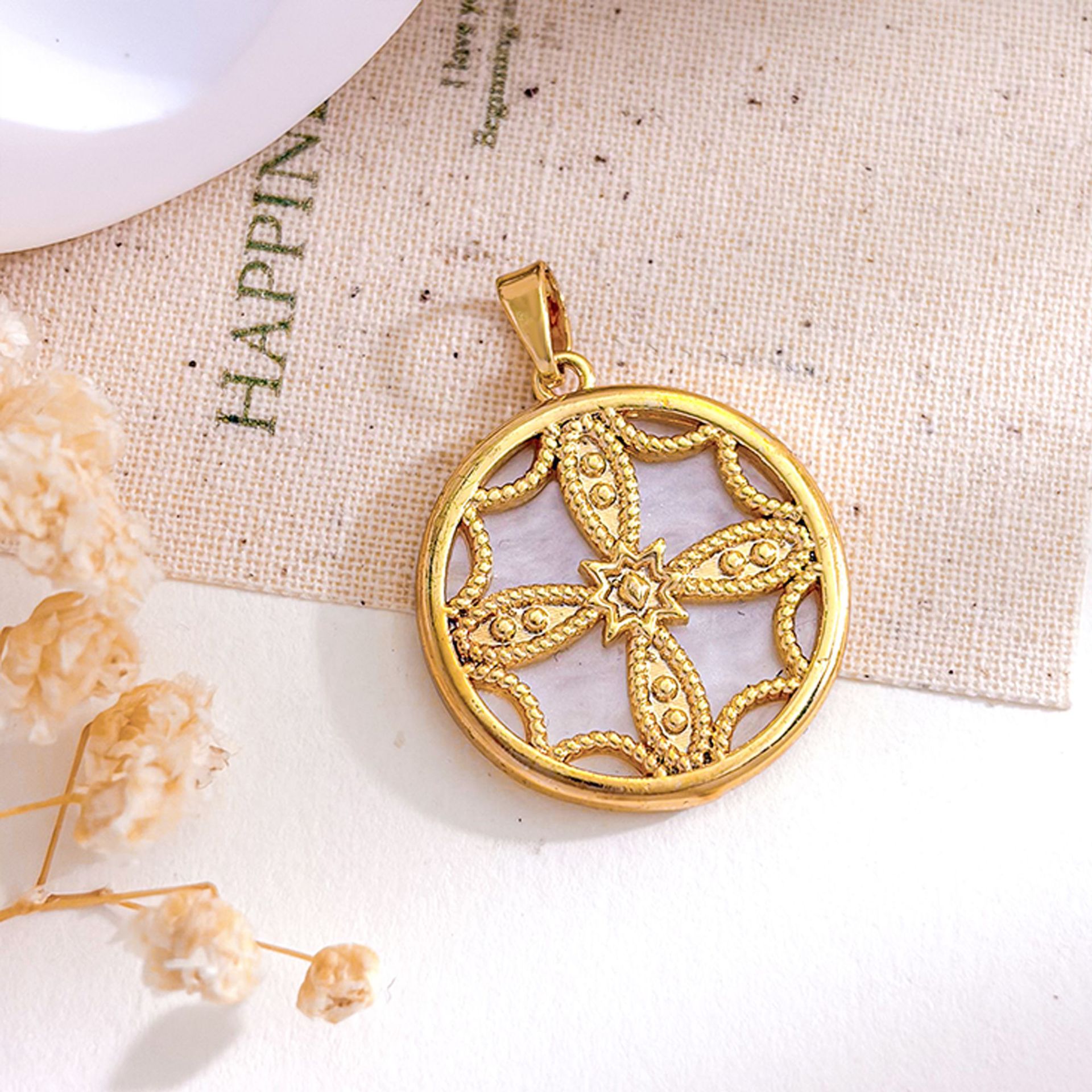 Xl5649 round four-petal flower pendant gold white