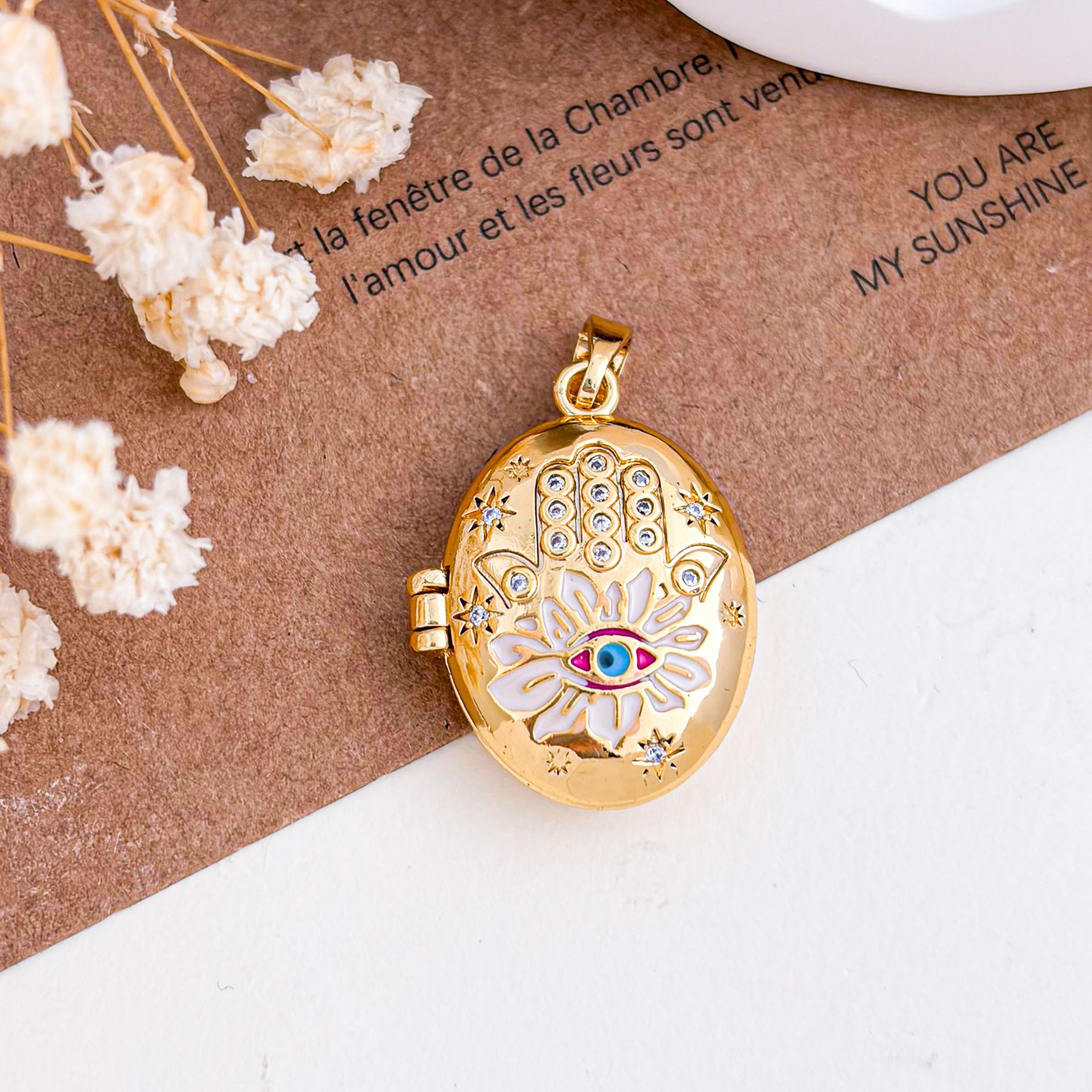 Xl5002 devil's eye photo clip pendant gold white