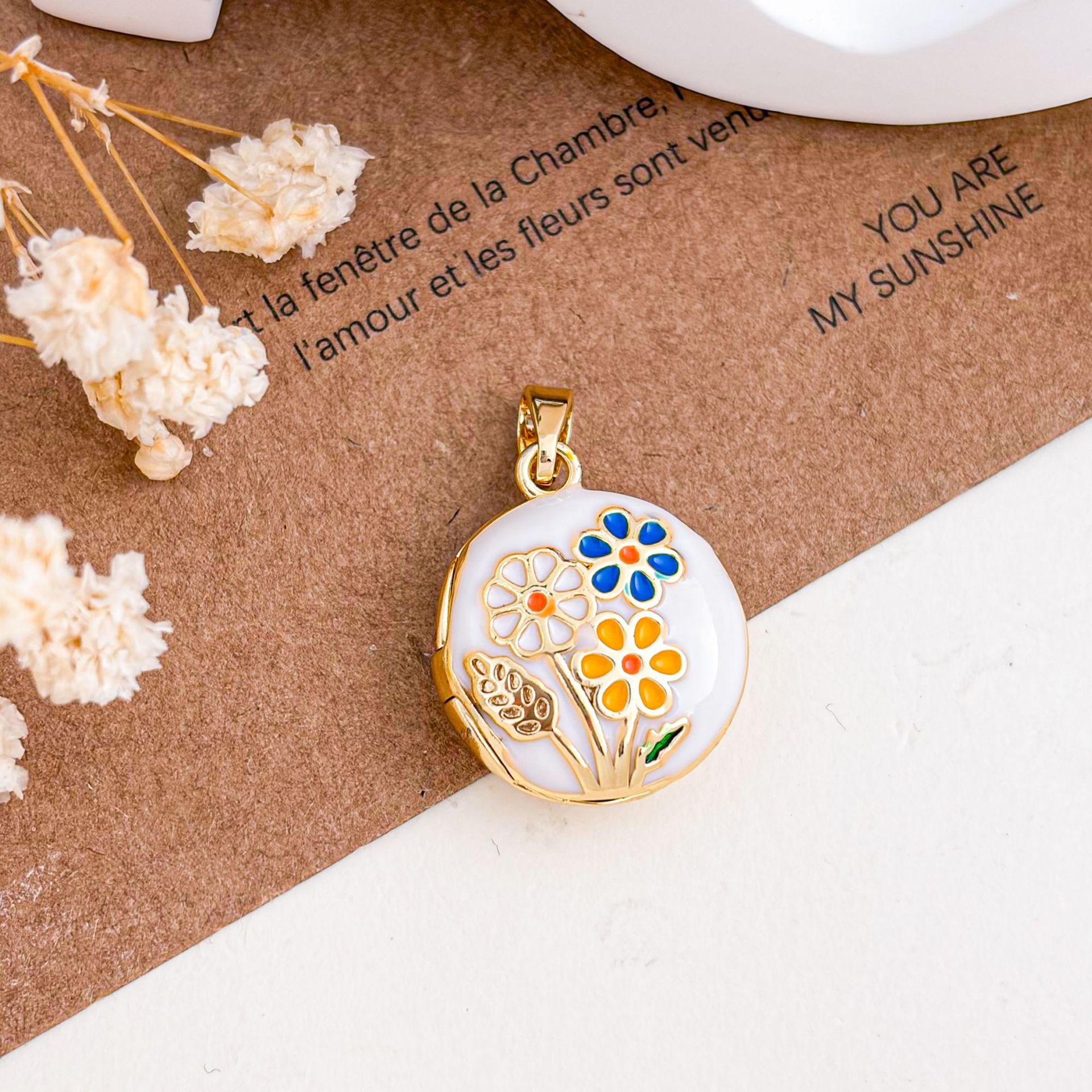Xl5023 daisy photo clip pendant gold white