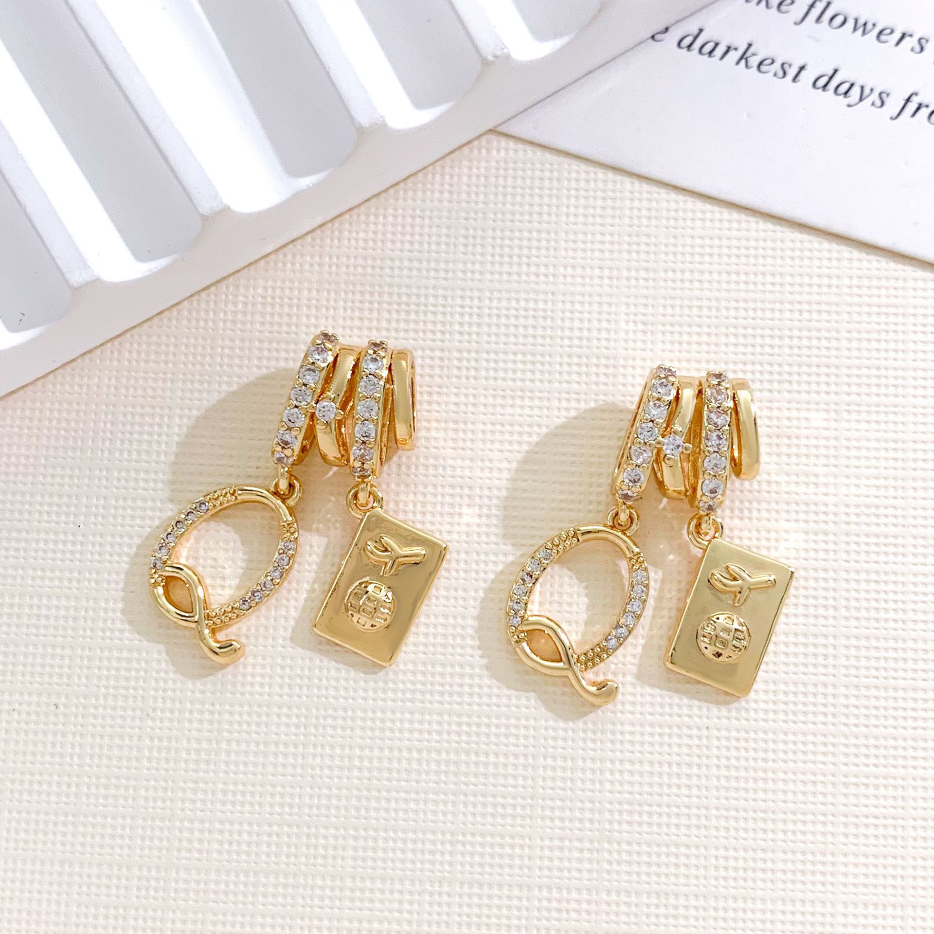 Xl4839 aircraft letter q combination pendant gold