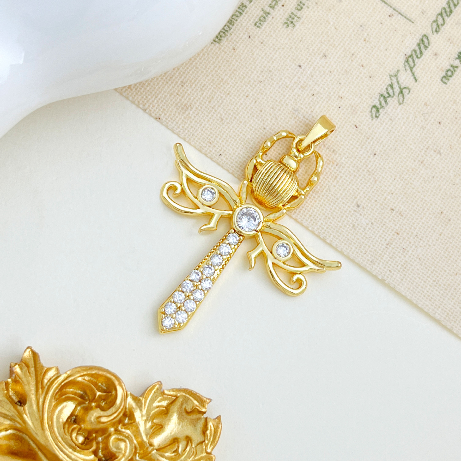Xl2802 insect cross pendant gold