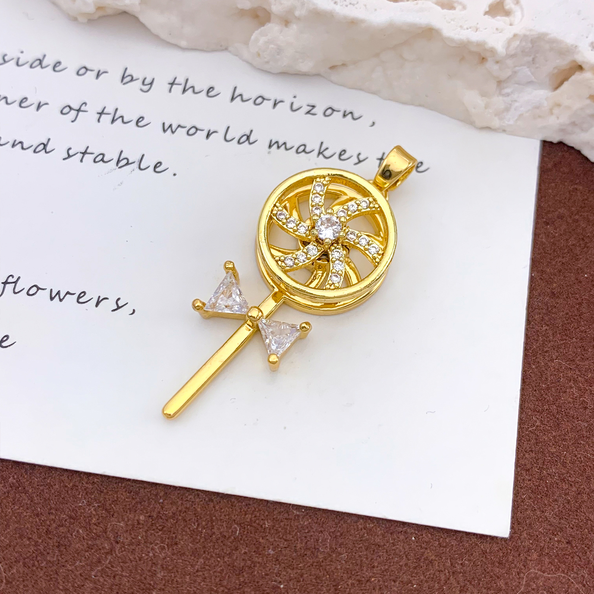 Xl534 rotating lollipop pendant gold