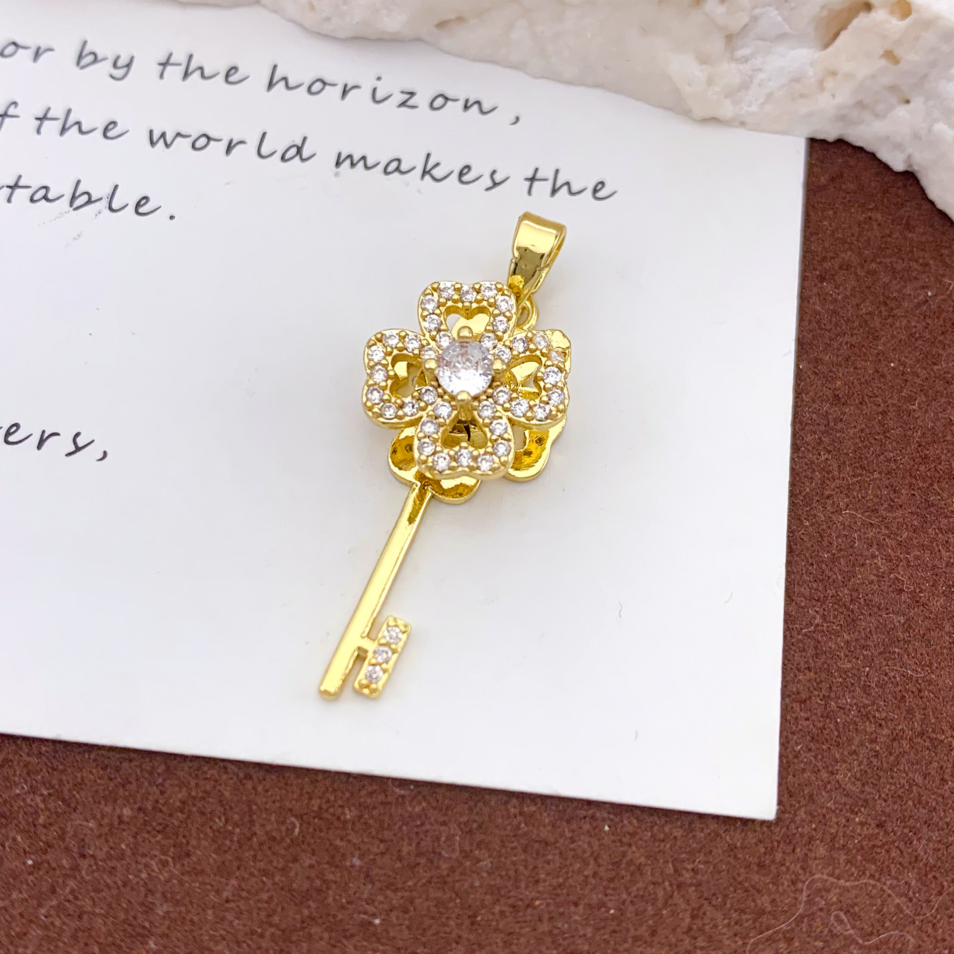 Xl861 rotating clover pendant gold