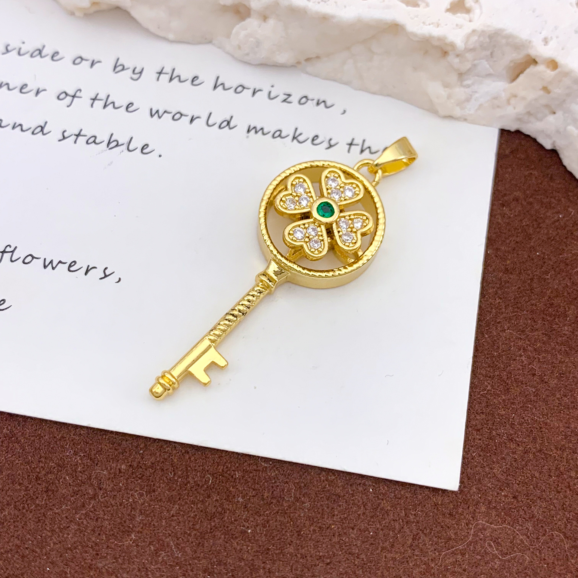 Xl1489 rotating clover pendant gold