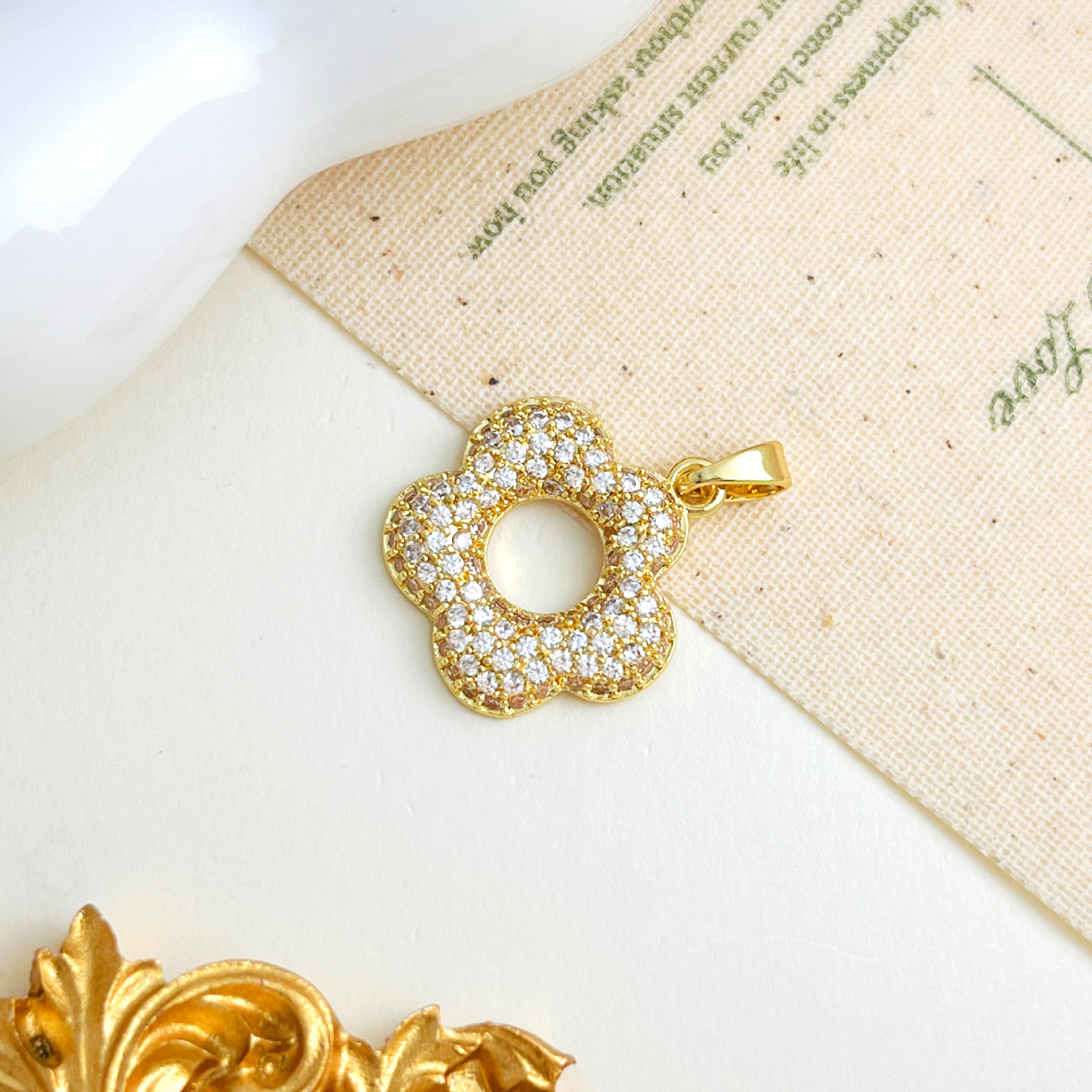 Xl4061 hollow five-petal flower pendant gold