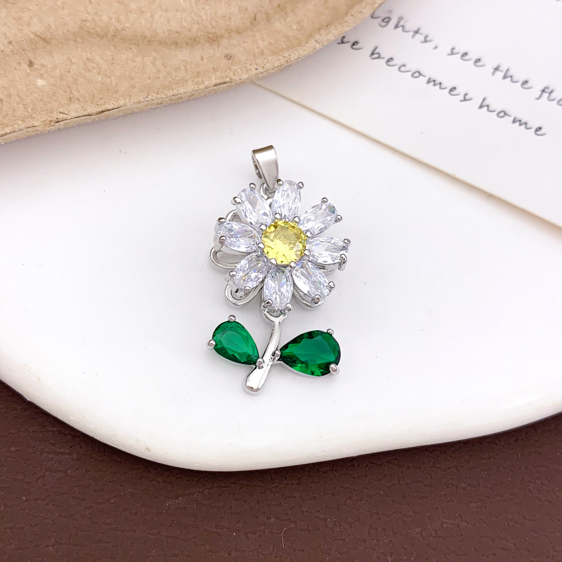 Xl1646 rotating sunflower pendant silver yellow