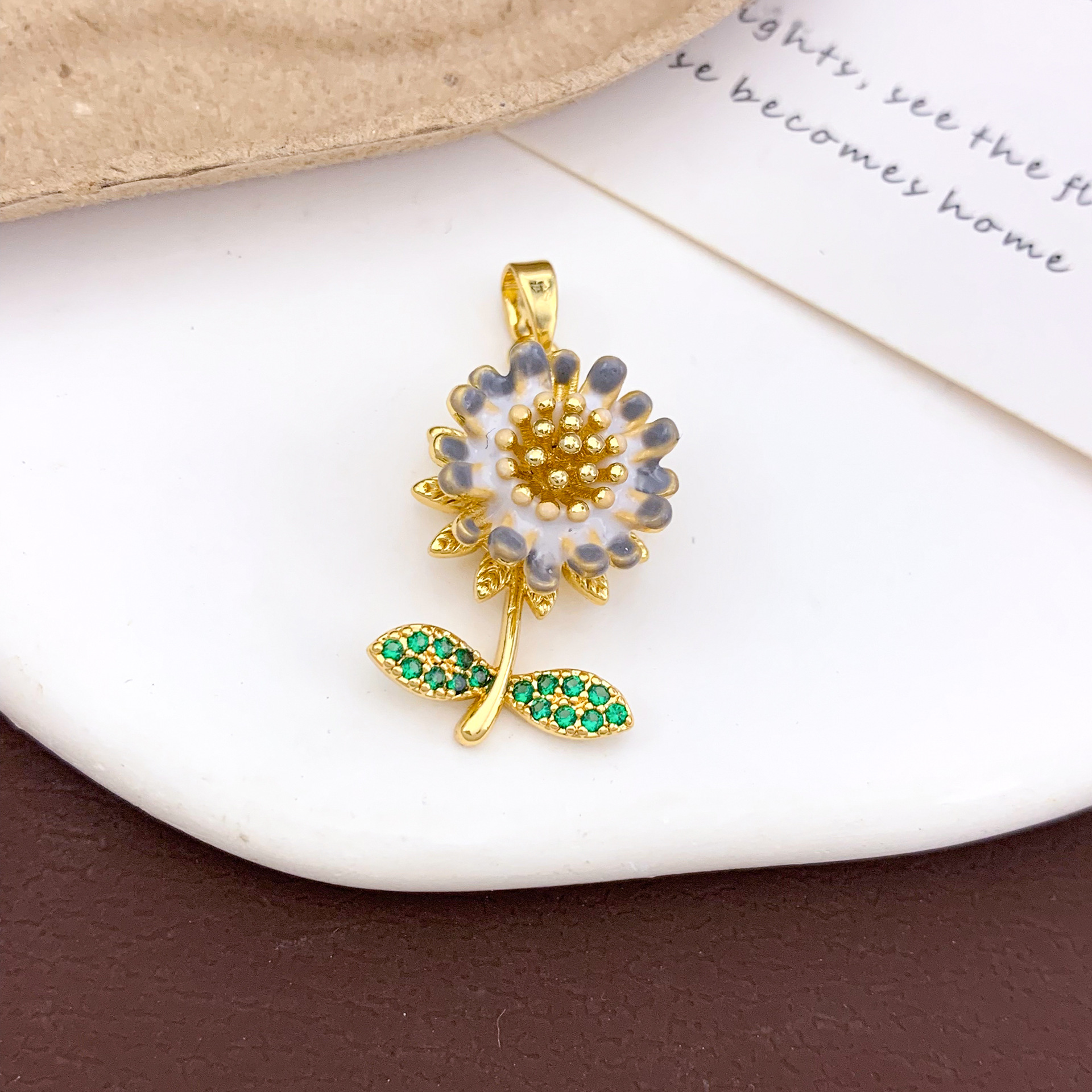 Xl2788 rotating daisy pendant gold