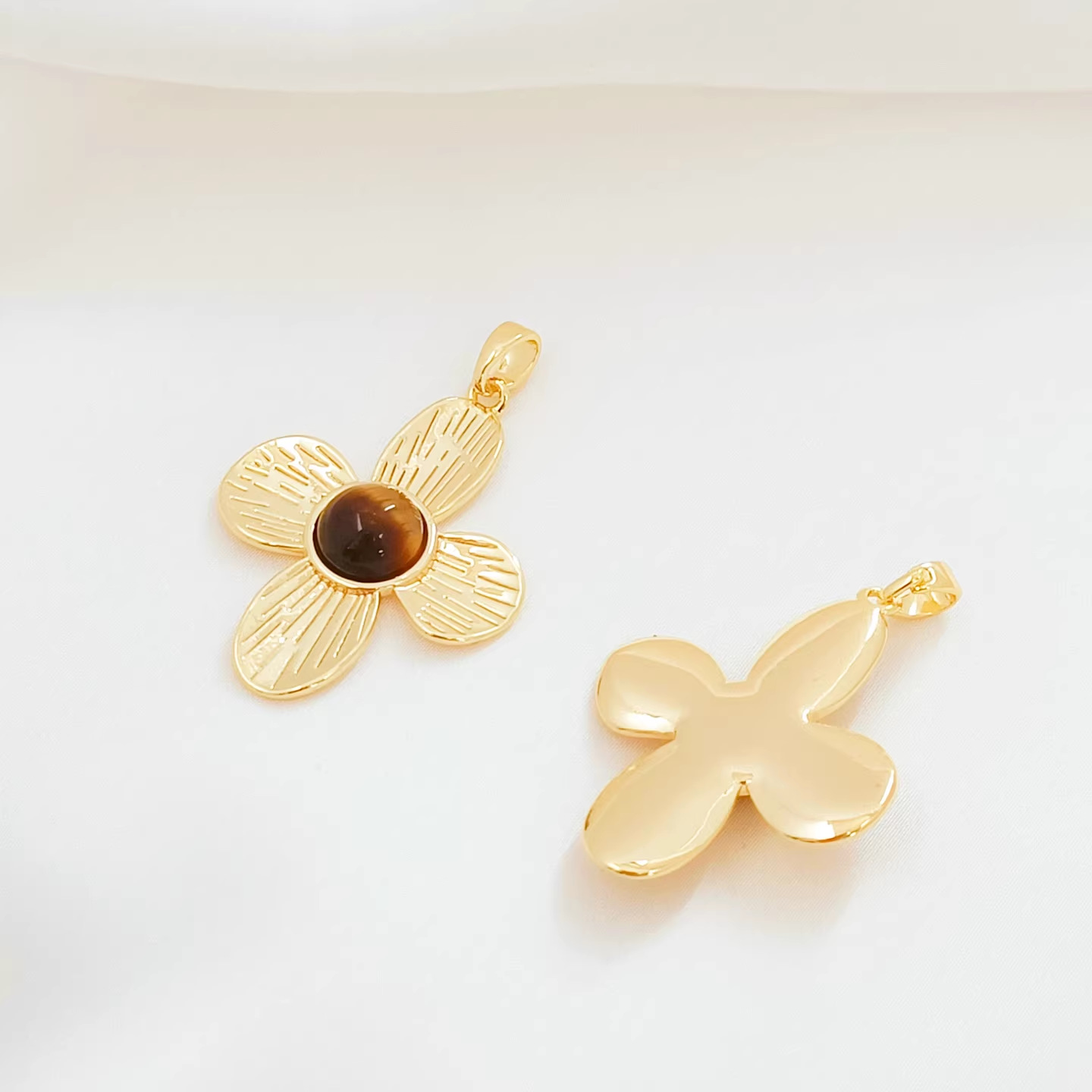 Cz988 four-petal flower tiger eye stone pendant gold