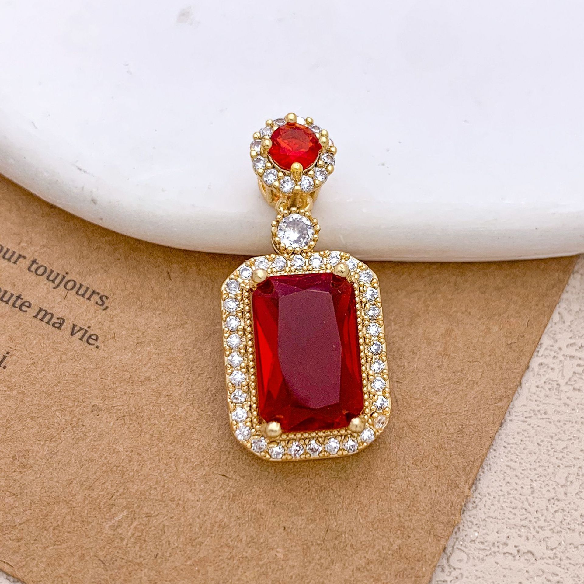 Xl123 red rectangular pendant gold